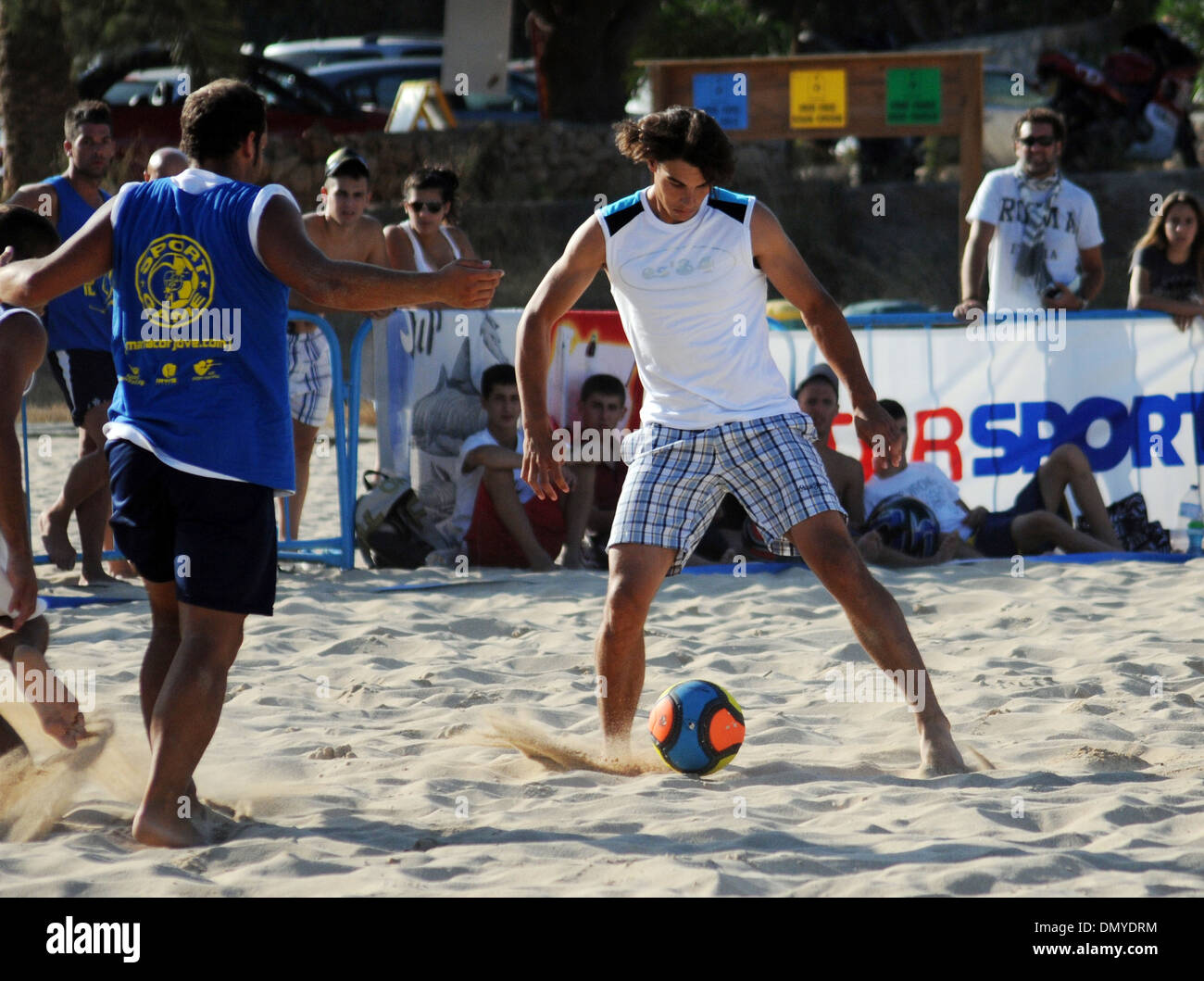 Rafa Nadal jouant au football dans une plage de Majorque. Banque D'Images