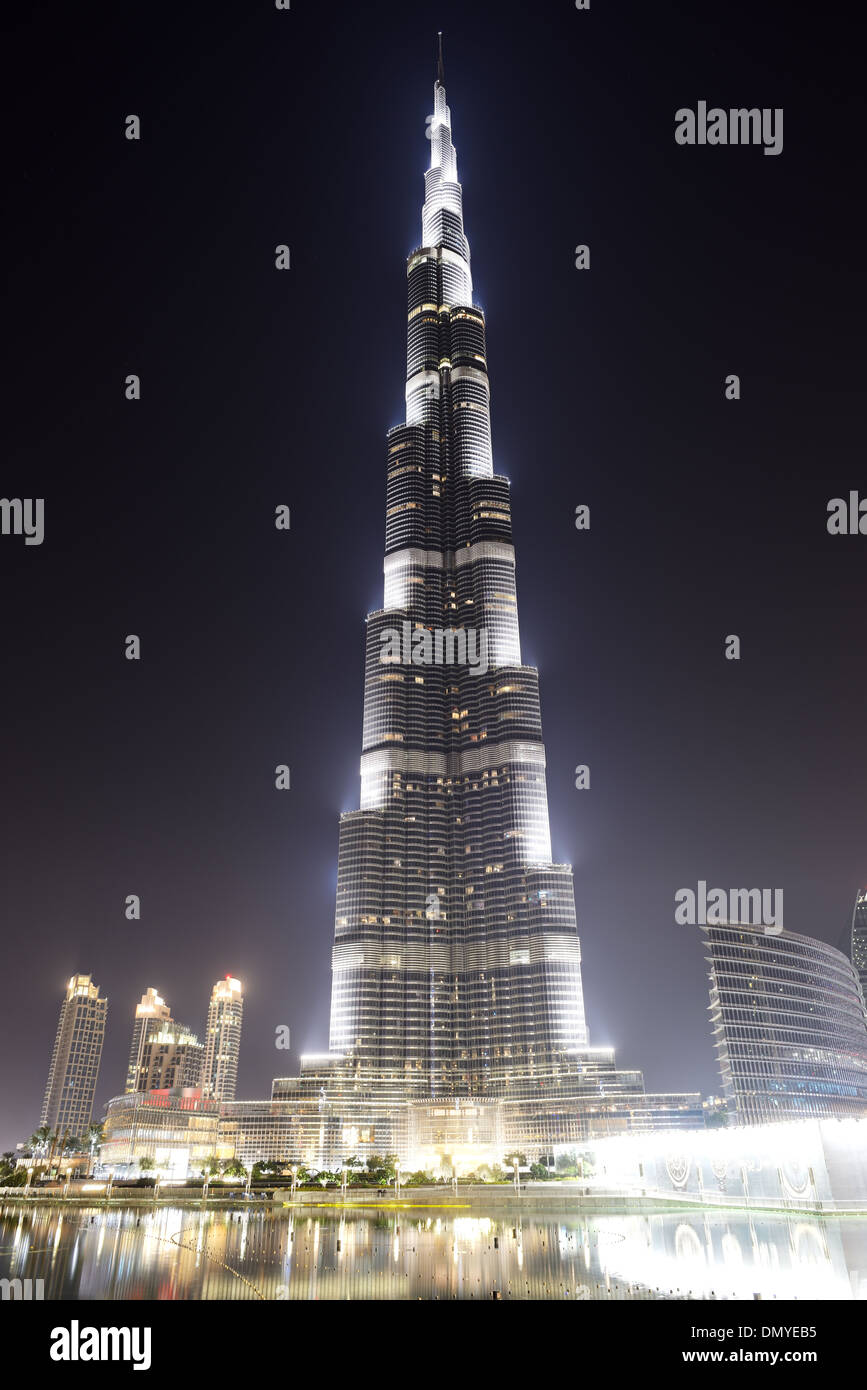La vue sur le Burj Khalifa et lac artificiel. C'est le plus haut gratte-ciel du monde (828 m de hauteur, 160 étages) Banque D'Images