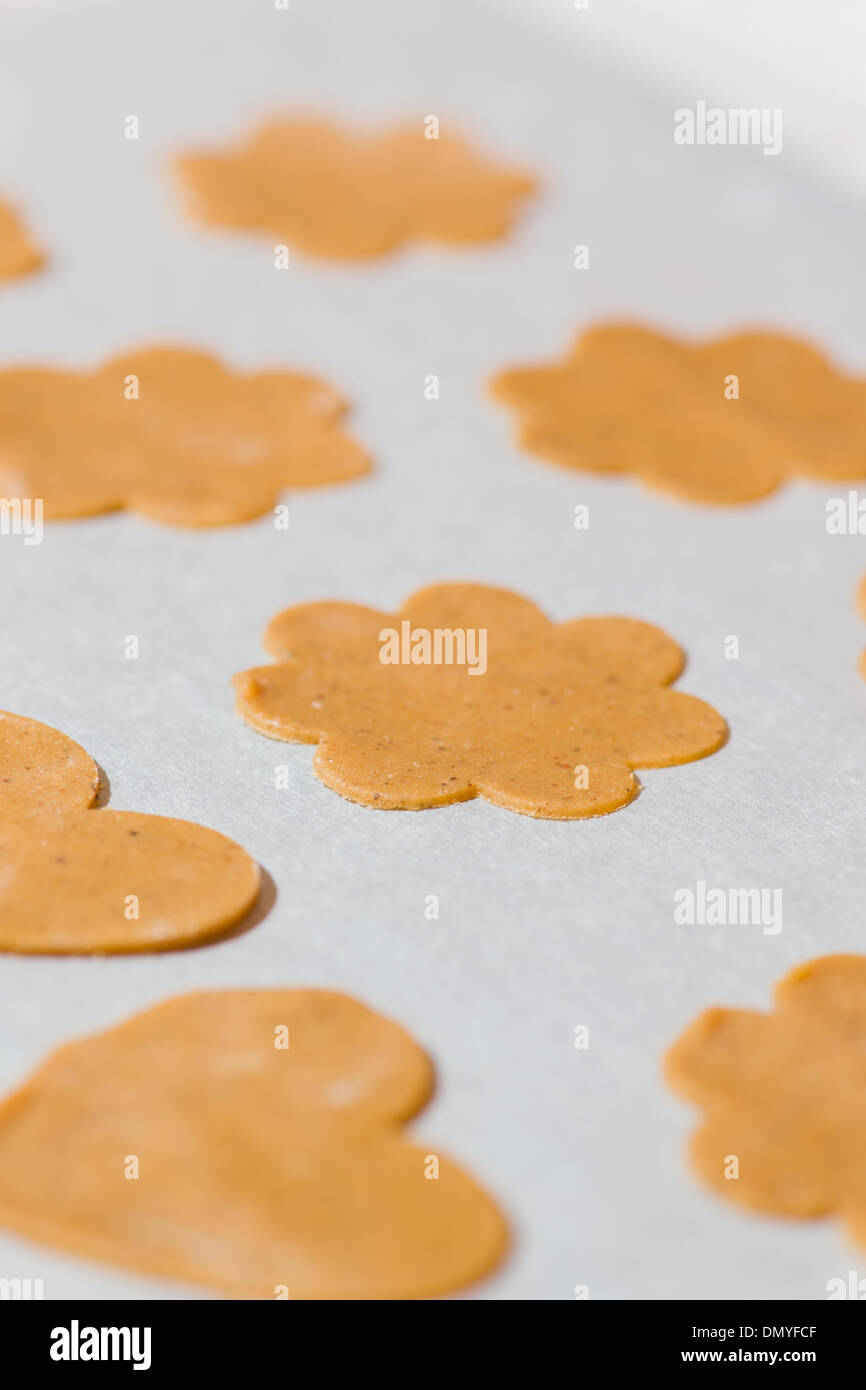 Gingerbread sont prêts à four, parchemin blanc, format vertical ci-dessous Banque D'Images