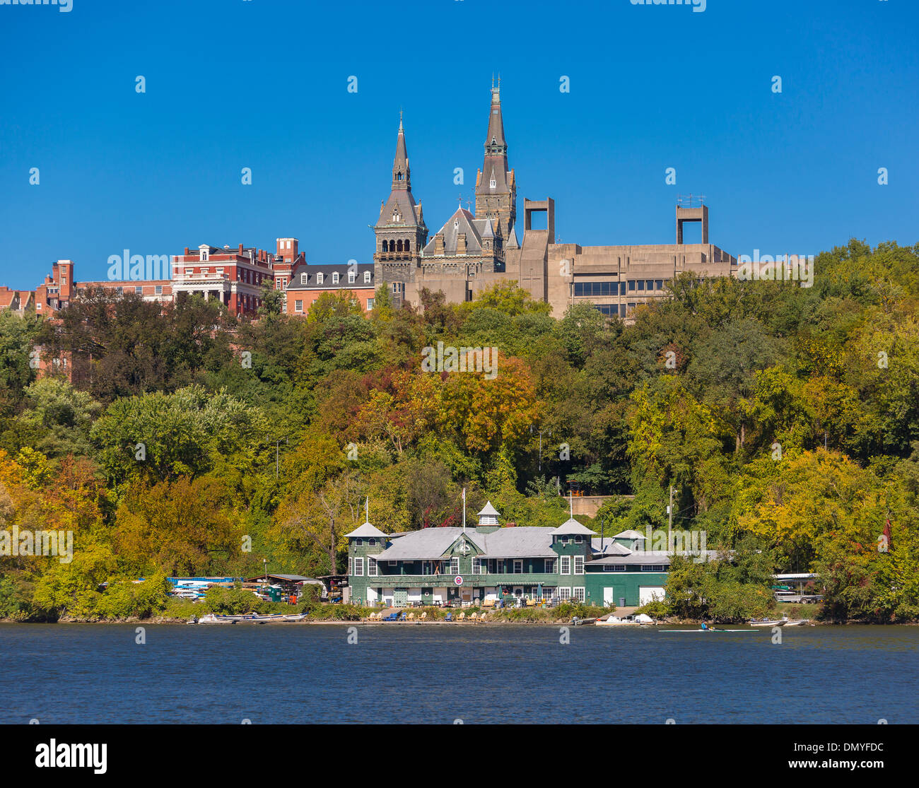 WASHINGTON, DC, USA - Washington Canoe Club en s'appuyant sur l'eau, et l'Université de Georgetown, Healy Hall spires, sur la Rivière Potomac. Banque D'Images