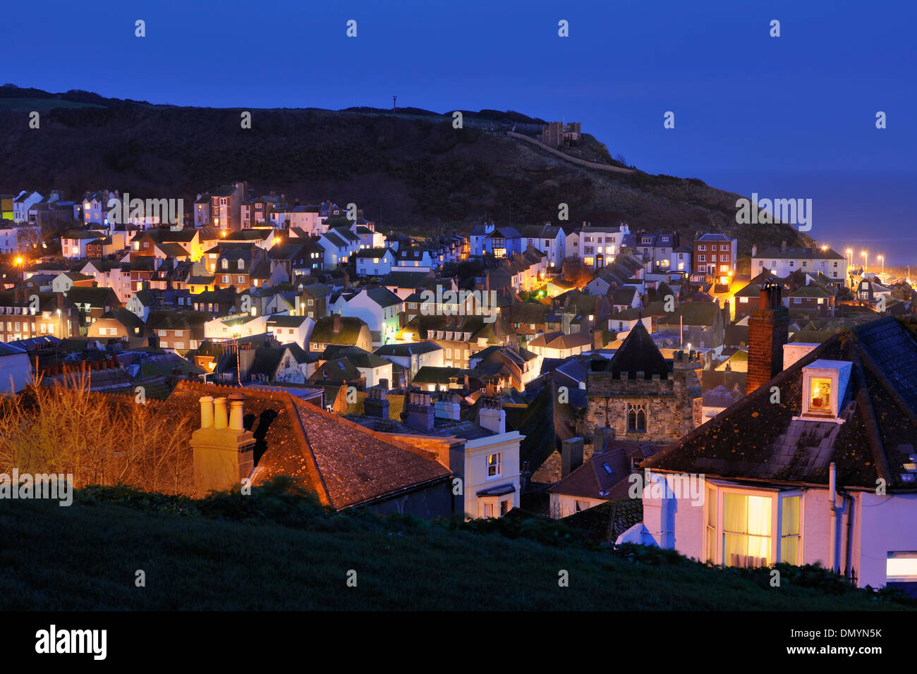 Panorama de la vieille ville de Hastings, East Sussex, en début de soirée, à partir de la colline de l'ouest Banque D'Images