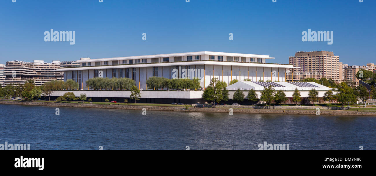 WASHINGTON, DC, USA - John F. Kennedy Center for the Performing Arts, Potomac River. Banque D'Images
