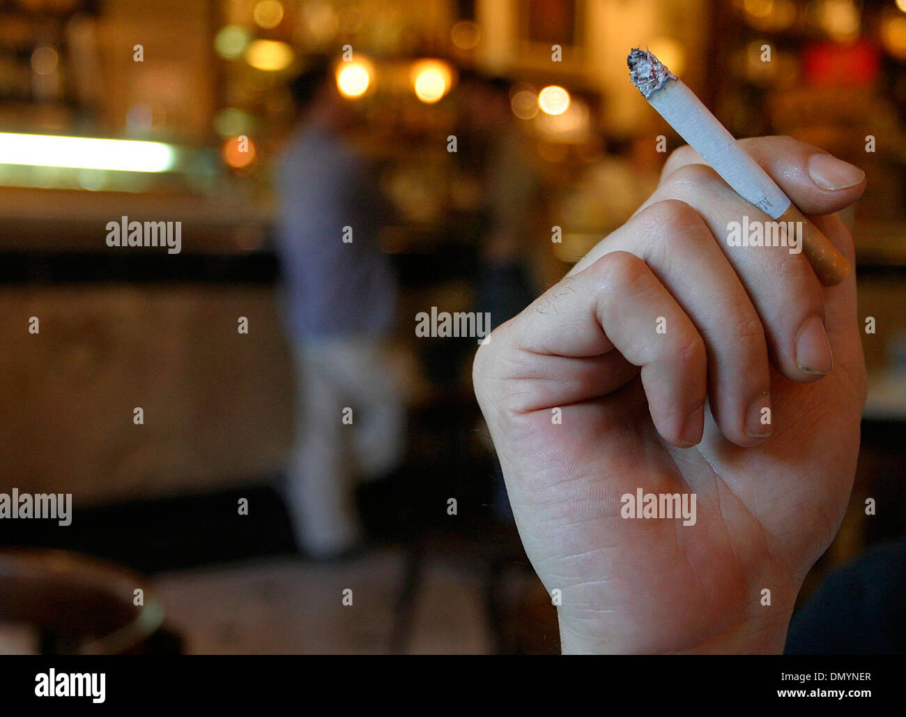 Une fille fume une cigarette dans un lieu public à Palma de Majorque, Espagne Banque D'Images