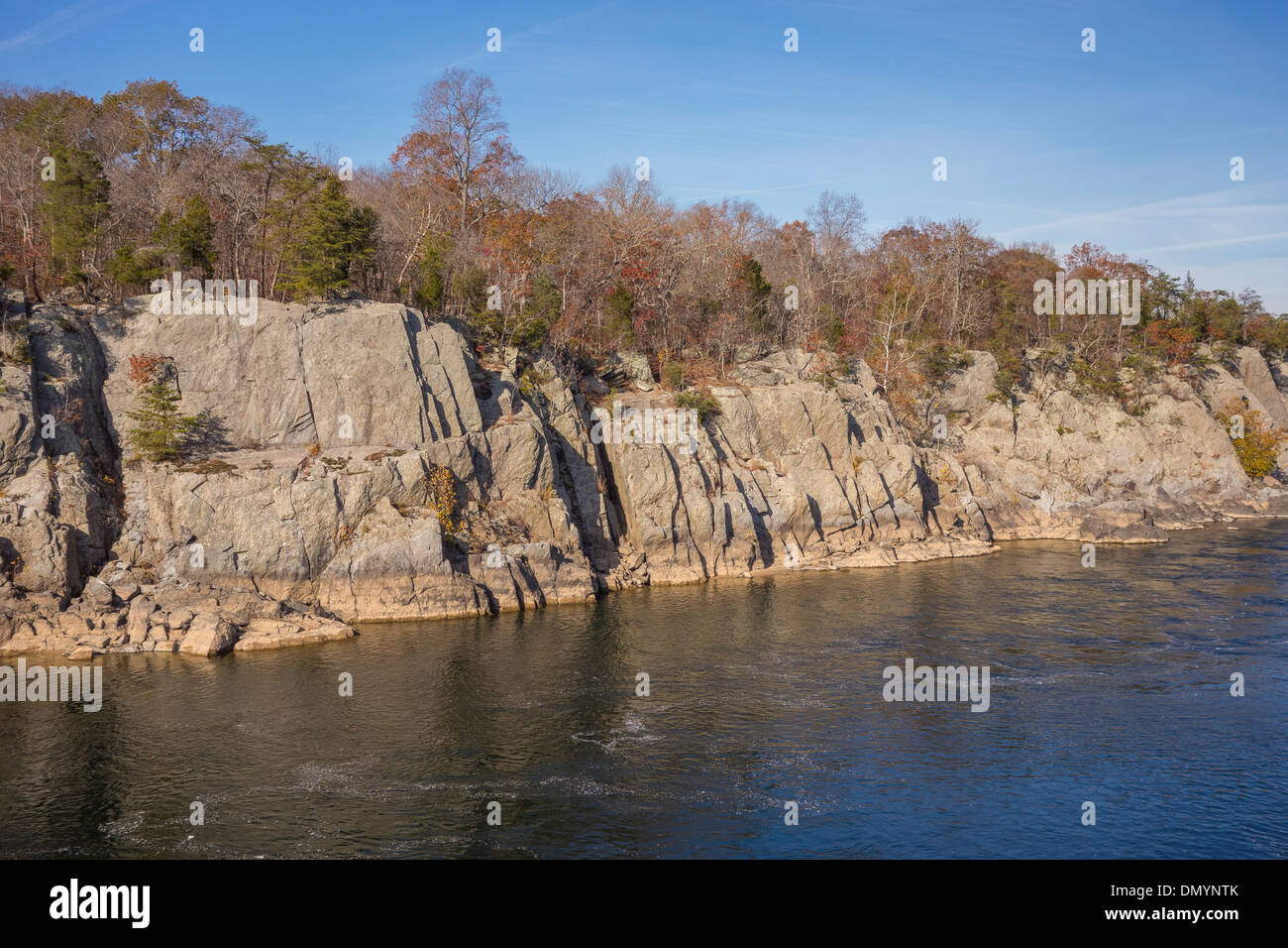 MARYLAND, États-Unis - Falaises sur Virginia rive du fleuve Potomac, au C&O Canal National Historic Park, au-dessous de Great Falls. Banque D'Images