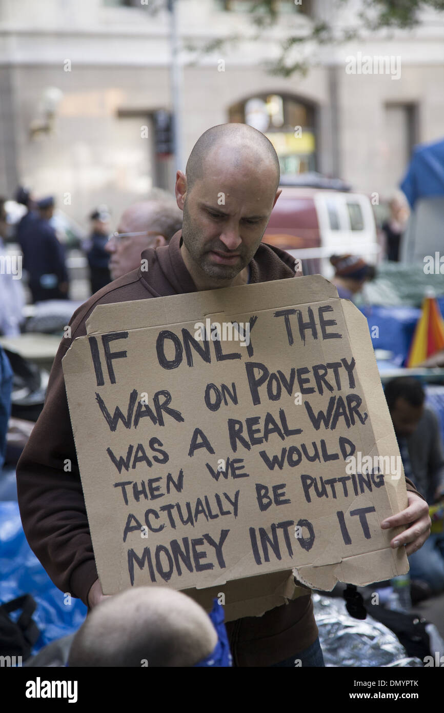 L'homme s'exprime à propos de l'hypocracy du gouvernement américain la guerre à la pauvreté. Occupy Wall Street, New York. Banque D'Images