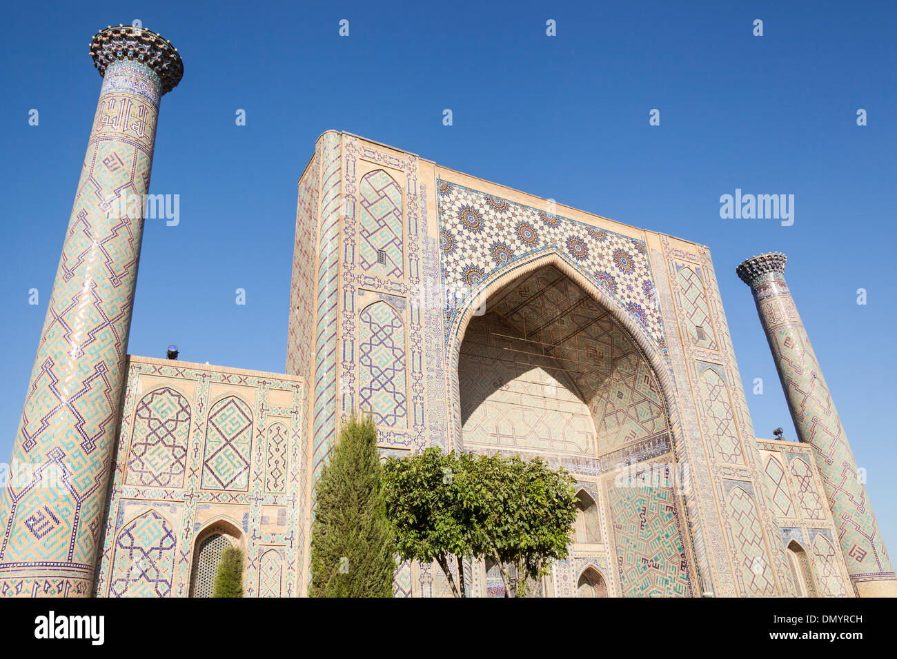 Ulugh Beg Madrasah, également connu sous le nom de Ulugbek Madrasah, place du Registan, Samarkand, Ouzbékistan Banque D'Images