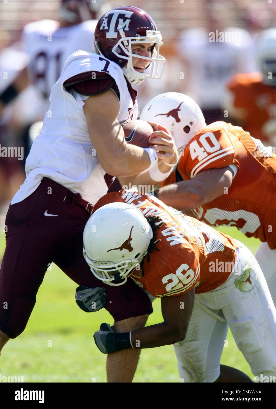 Nov 24, 2006 ; Austin, TX, USA ; Aggies' Stephen McGee est abordé par Longhorns' Marcus Griffin et Robert Killebrew au cours de premier semestre vendredi 24 novembre action, 2006 à la Texas Memorial Stadium à Austin, Texas. Crédit obligatoire : Photo par Edward A. Ornelas/San Antonio Express-News/ZUMA Press. (©) Copyright 2006 par San Antonio Express-News Banque D'Images