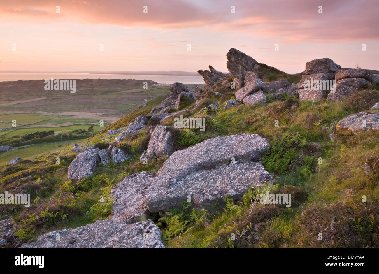 Sur la crête des rochers de Rhossili vers le bas près de la péninsule de Gower, Llangennith, donnent sur la baie de Rhossili au coucher du soleil. Banque D'Images