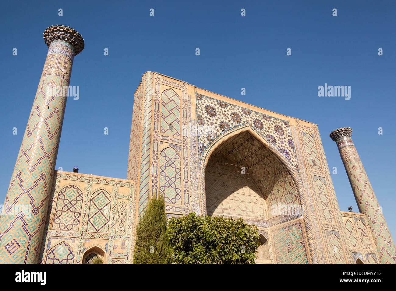 Ulugh Beg Madrasah, également connu sous le nom de Ulugbek Madrasah, place du Registan, Samarkand, Ouzbékistan Banque D'Images