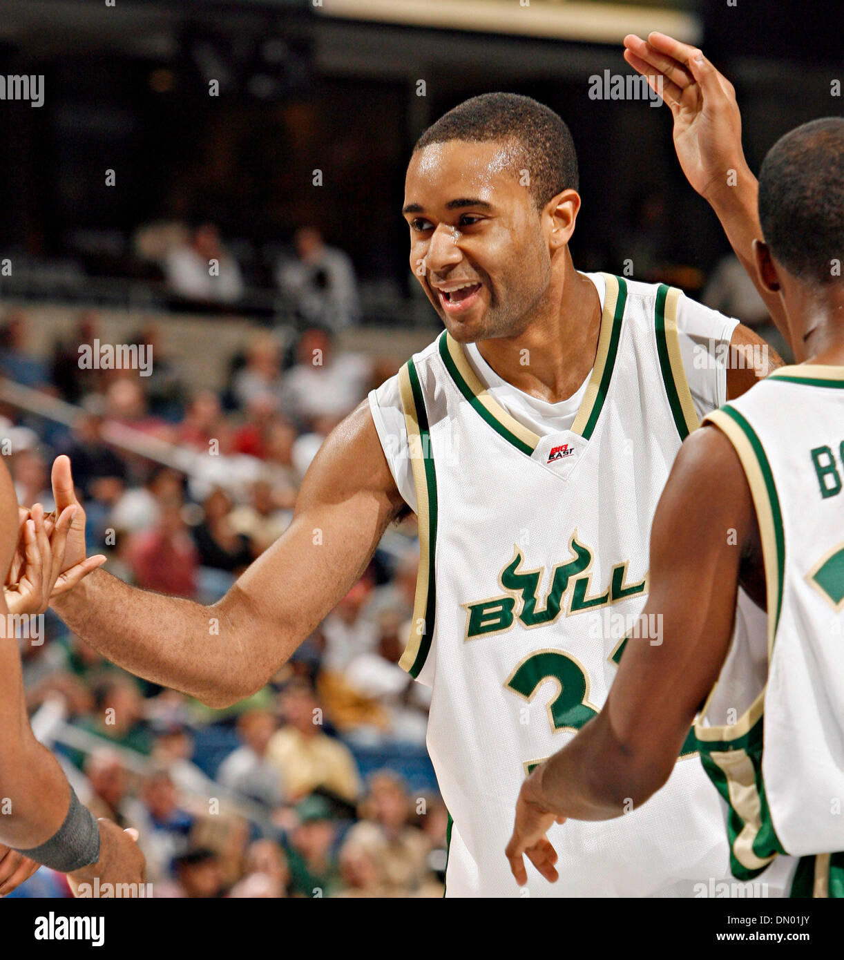 12 29 2006 - Tampa - USF's Aris Williams célèbre un jouer dans la première moitié. L'USF face Service Forêt, à la fois sur le Forum St. vendredi (12/29/06)...BRIAN CASSELLA | fois..HISTOIRE SOMMAIRE - USF-Service Forêt. (Crédit Image : © St. Petersburg Times/ZUMA Press) Banque D'Images