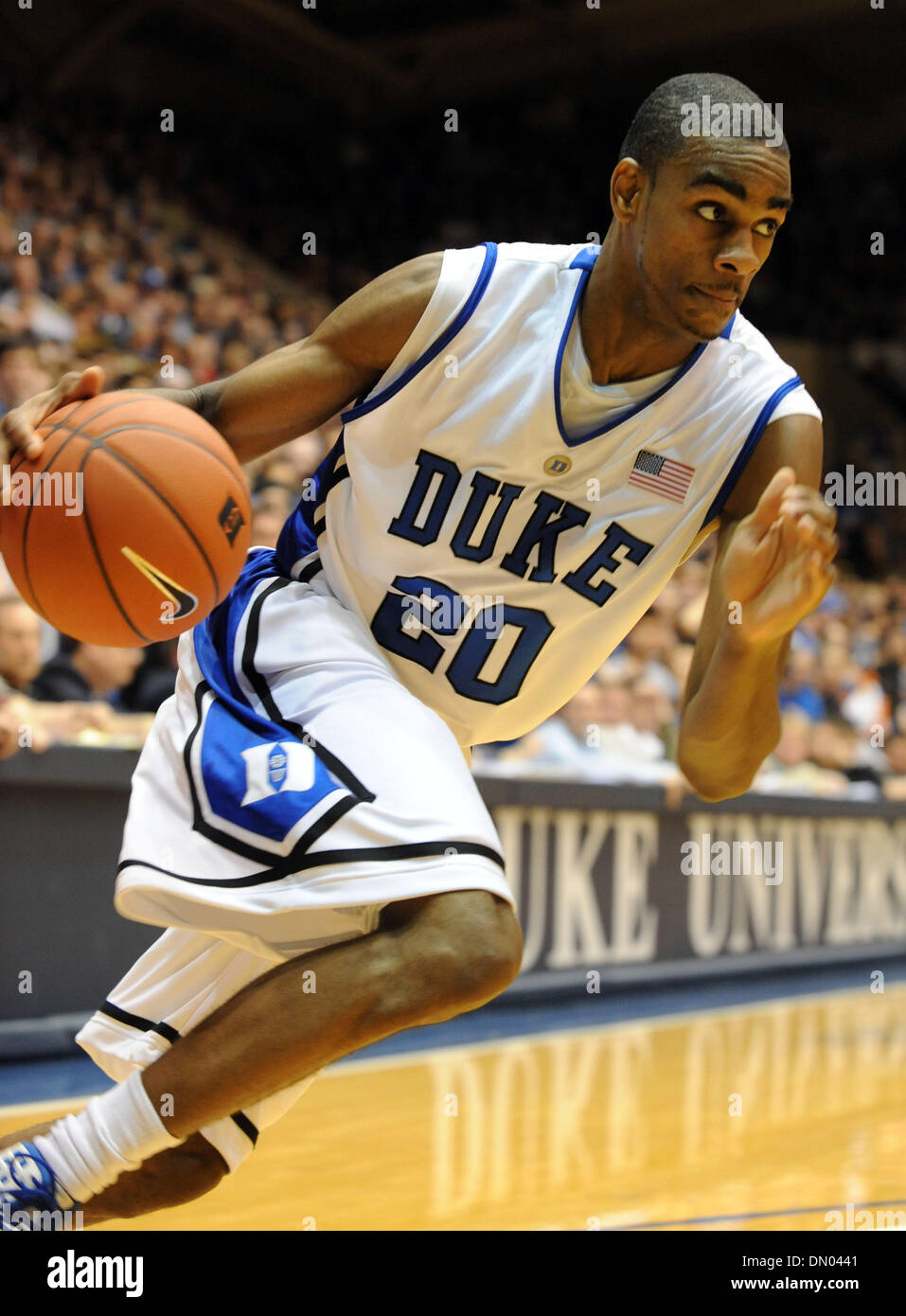 Feb 22, 2009 - Durham, North Carolina, USA - Duke's ELLIOTT WILLIAMS (20) disques durs pour le panier dans la seconde moitié du match entre le démon de Wake Forest Decons et le Duke Blue Devils à Cameron Indoor Stadium. Duc a gagné le match 101-91. (Crédit Image : © Steve digues/ZUMA Press) Banque D'Images