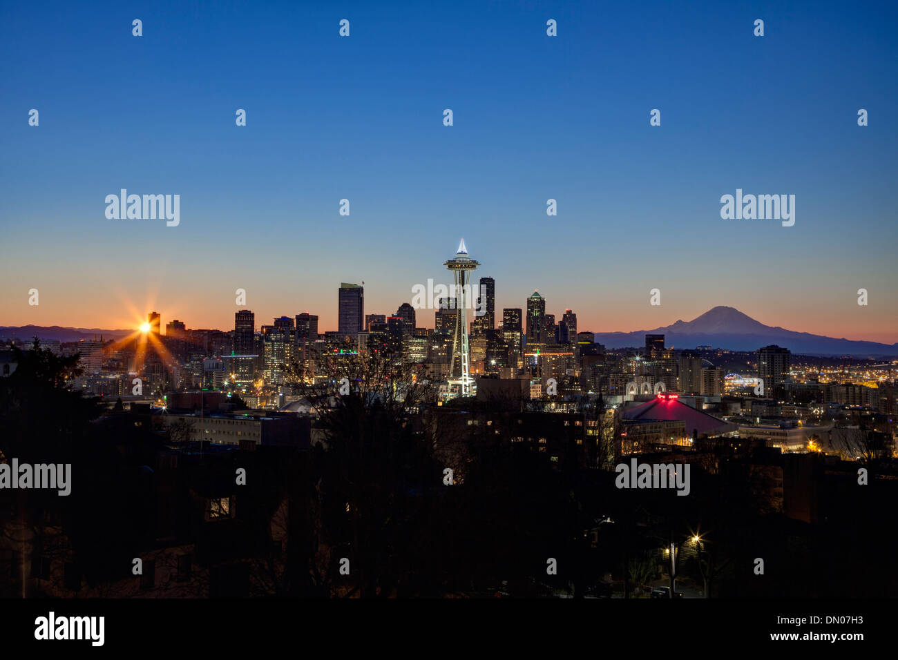 Seattle au lever du soleil. Double exposition de city light et le lever du soleil. Aucune autre manipulation numérique. Banque D'Images