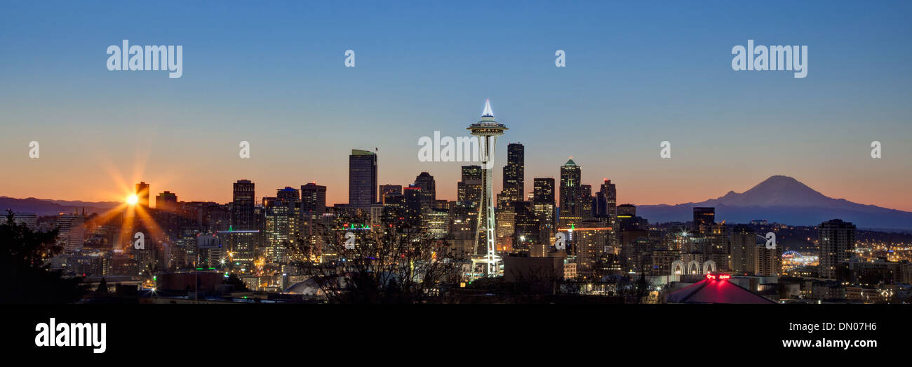 Seattle au lever du soleil. Double exposition de city light et le lever du soleil. Aucune autre manipulation numérique. Banque D'Images