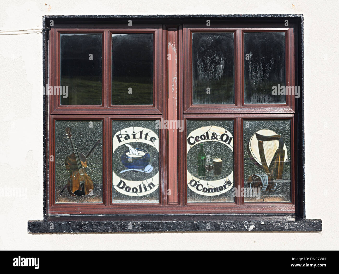 Fenêtre avec vitraux du violon et de l'harpe, O'Connor's Bar, Doolin, comté de Clare, Irlande Banque D'Images