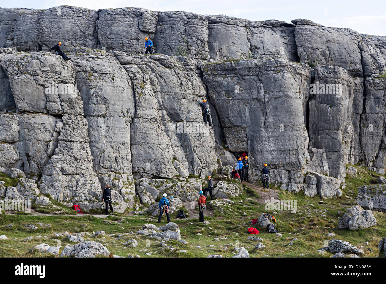 La formation de l'école d'aventure de l'escalade sur une falaise sur la côte du comté de Clare, Irlande Banque D'Images