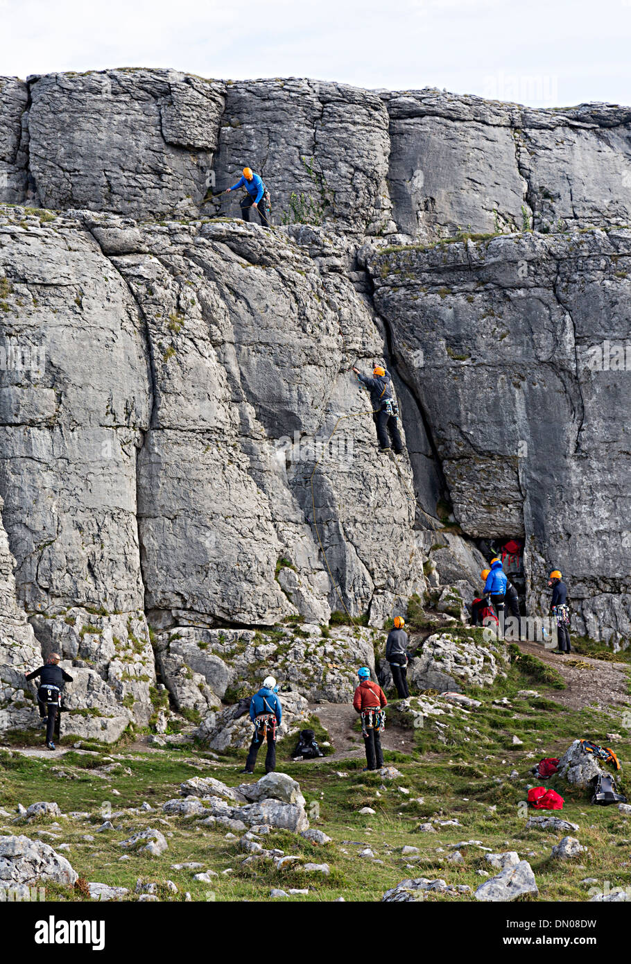 La formation de l'école d'aventure de l'escalade sur une falaise sur la côte du comté de Clare, Irlande Banque D'Images