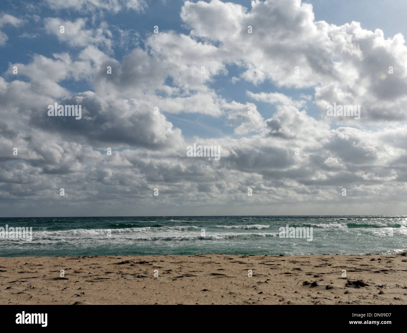 La mer, le sable, et le ciel Banque D'Images