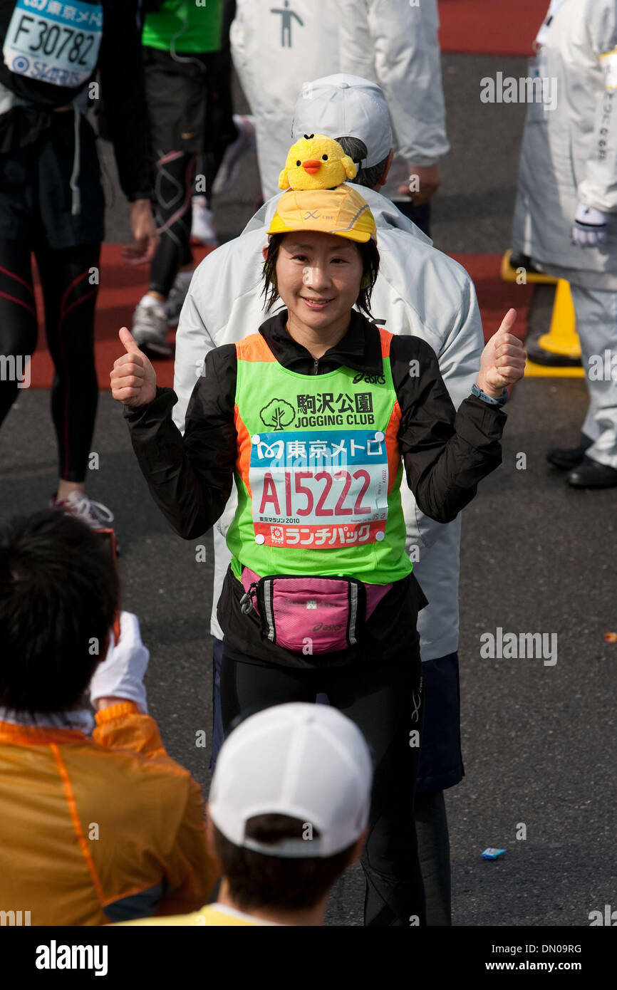 27 févr. 2010 - Tokyo, Japon - un runner donne deux pouces vers le haut comme elle pose pour une photo lors de l'édition 2010 Marathon de Tokyo. Malgré le froid et la pluie, plus de 30 000 athlètes ont participé à l'événement. (Crédit Image : © Christopher Jue/ZUMA Press) Banque D'Images