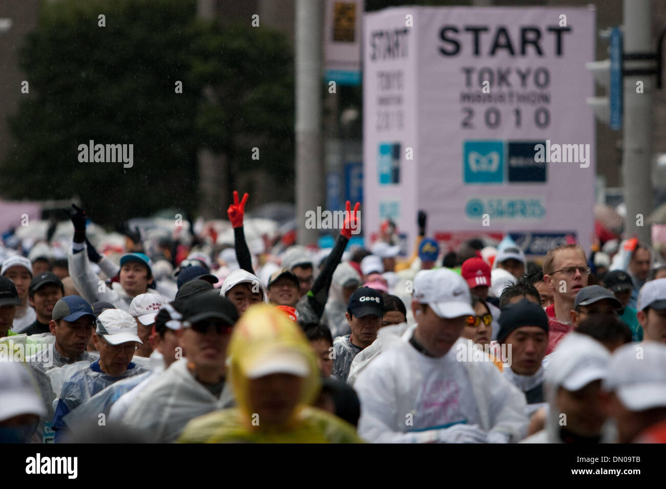 28 févr. 2010 - Tokyo, Japon - un paquet de coureurs quitte le point de départ lors de l'édition 2010 Marathon de Tokyo. Malgré le froid et la pluie, plus de 30 000 athlètes ont participé à l'événement. (Crédit Image : © Christopher Jue/ZUMA Press) Banque D'Images