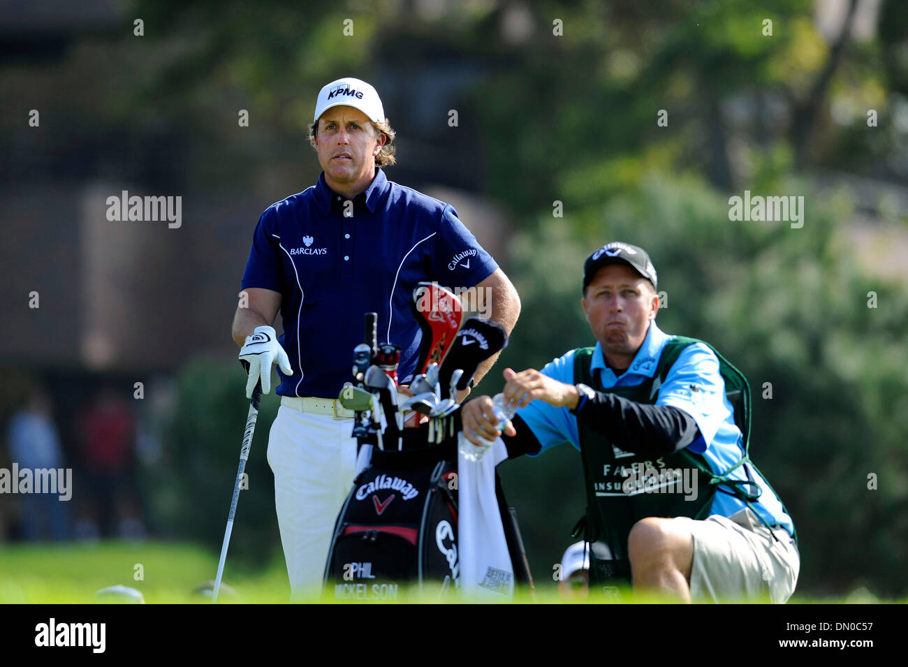 Jan 31, 2010 - San Diego, Californie, USA - PHIL MICKELSON de Rancho Santa Fe et caddie JIM MACKAY attendre au 14e trou à Torrey Pines au cours de la ronde finale de l'Open d'assurance des agriculteurs à San Diego. Mickelson a terminé en 19e place dans le tournoi de golf. (Crédit Image : © Alfred KC/ZUMA Press) Banque D'Images