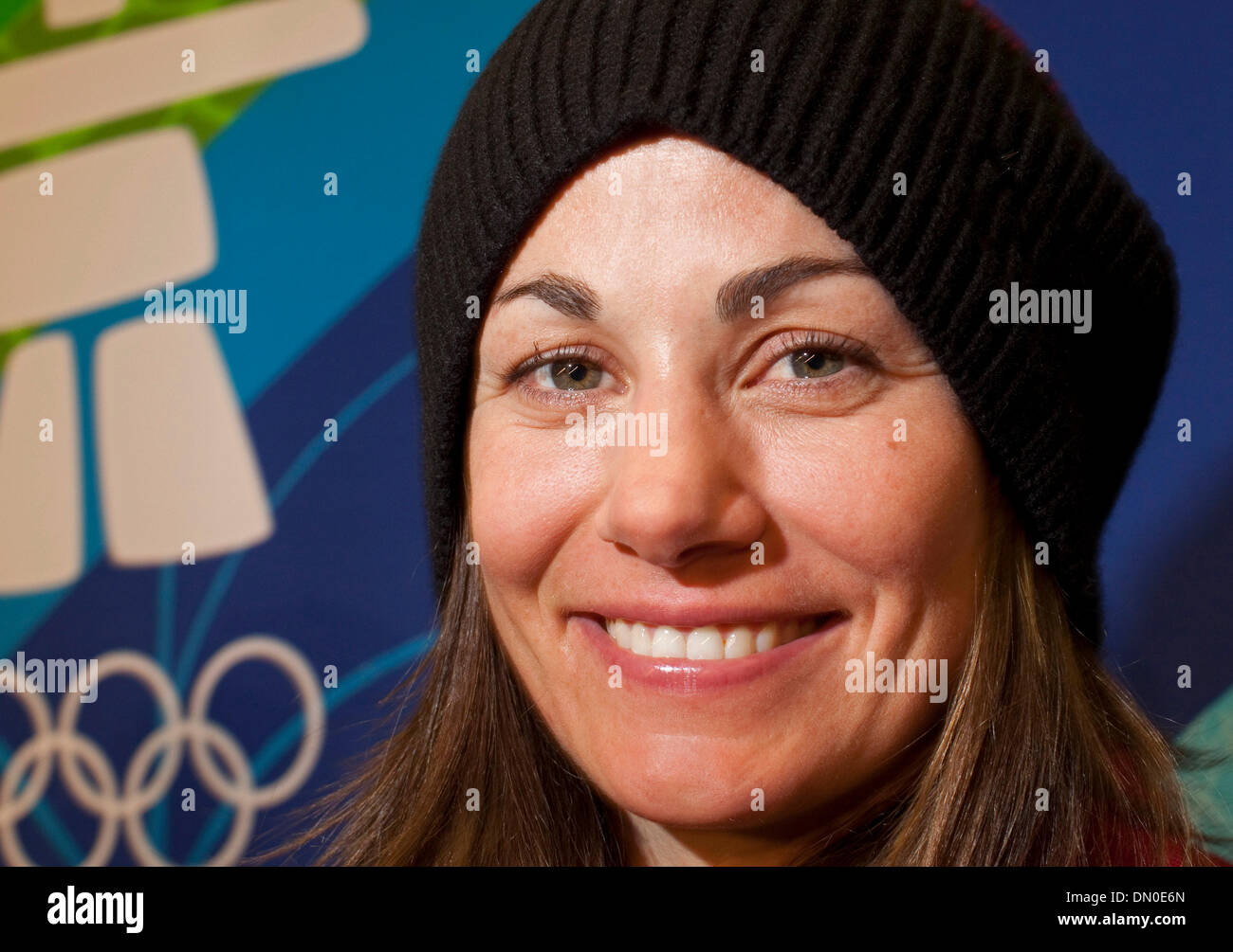 16 févr., 2010 - Vancouver, Colombie-Britannique, Canada - Snowboarder MAELLE RICKER est devenue la première Canadienne à remporter une médaille d'or olympique à domicile lorsqu'elle a revendiqué la victoire dans le snowboard cross le mardi 16 février, à Cypress Mountain. Elle répond aux questions de la presse au Centre Principal des Médias de Vancouver 2010. (Crédit Image : © Ruaridh Stewart/ZUMA Press) Banque D'Images