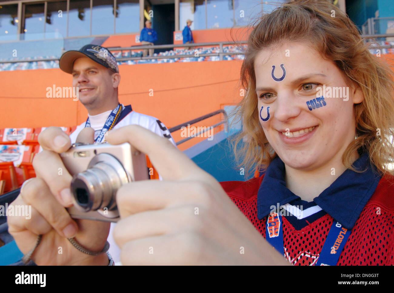 07 février 2010 - Miami Gardens, Florida, USA - flColts Tina Meier, ventilateur, 25 ans, de Braunschweig, Allemagne Photographies le domaine au Sun Life Stadium avant le début du match dimanche 7 février 2010. Super Bowl XLIV contre l'American Football Conference (AFC) Champion Indianapolis Colts contre la National Football Conference (NFC) champion New Orleans Saints pour décider de la na Banque D'Images