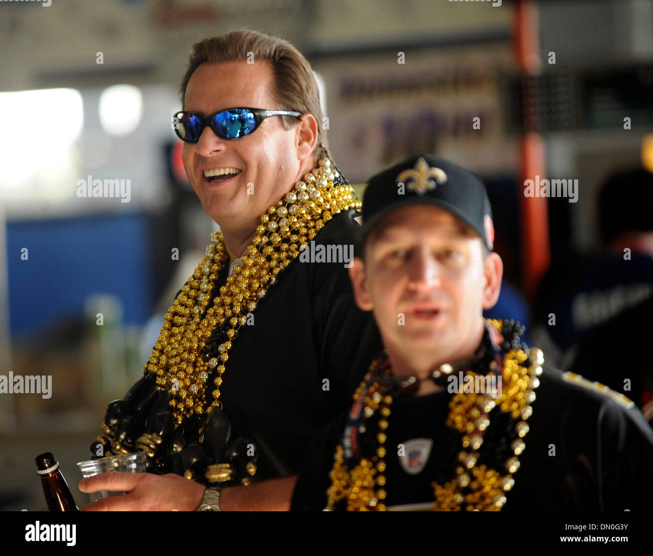 07 février 2010 - Miami Gardens, Florida, USA - New Orleans Saints fans (milieu) Keith Sanborn porte une douzaine de chaînes de perles Mardi Gras au Sun Life Stadium avant le début du match dimanche 7 février 2010. Super Bowl XLIV contre l'American Football Conference (AFC) Champion Indianapolis Colts contre la National Football Conference (NFC) champion New Orleans Saints d Banque D'Images