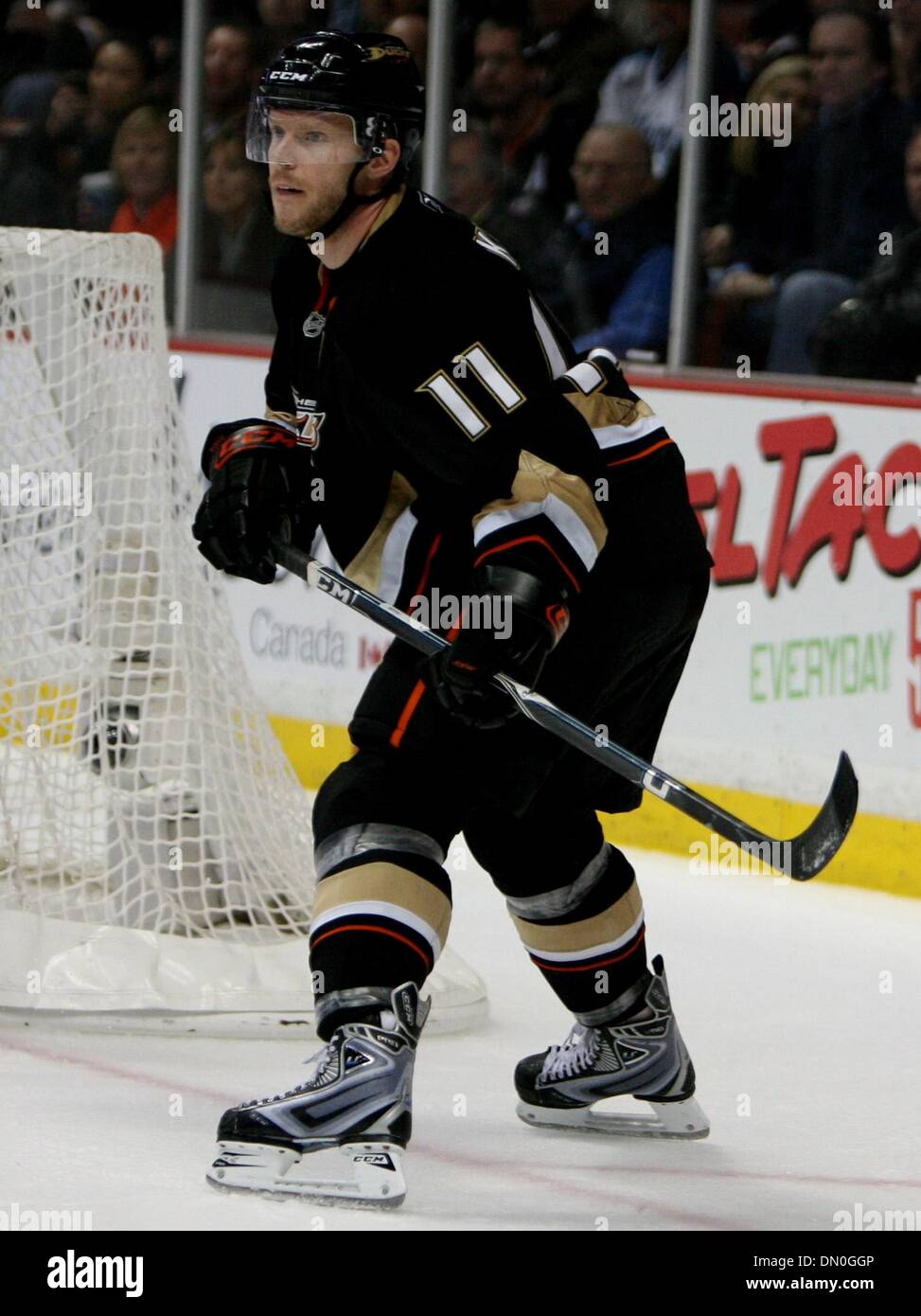 Feb 10, 2010 - Anaheim, Californie, USA - Anaheim Ducks center Saku Koivu de Finlande est représenté au cours de la troisième période d'un match de hockey contre les Oilers d'Edmonton au Honda Center. (Crédit Image : © Mark Samala/ZUMA Press) Banque D'Images