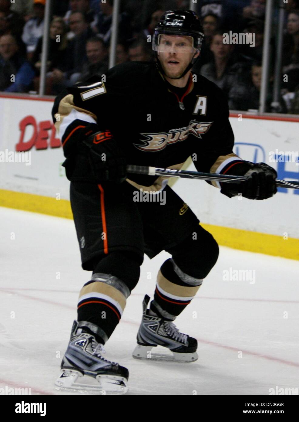 Feb 10, 2010 - Anaheim, Californie, USA - Anaheim Ducks center Saku Koivu de Finlande est représenté au cours de la troisième période d'un match de hockey contre les Oilers d'Edmonton au Honda Center. (Crédit Image : © Mark Samala/ZUMA Press) Banque D'Images