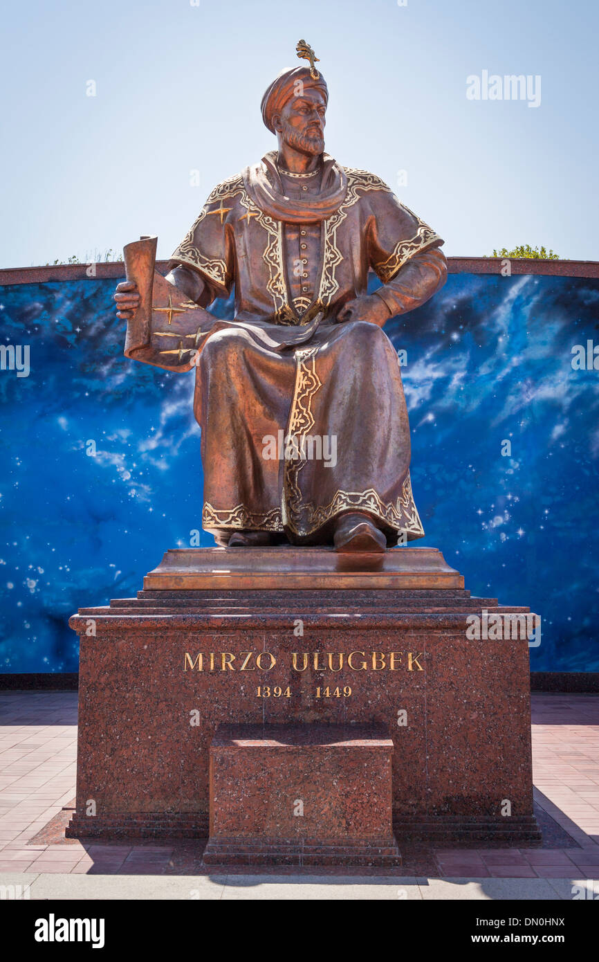 Ulugh Beg, également connu sous le nom de Mirzo Ulugbek, statue, à l'Observatoire Ulugh Beg, Samarkand, Ouzbékistan Banque D'Images