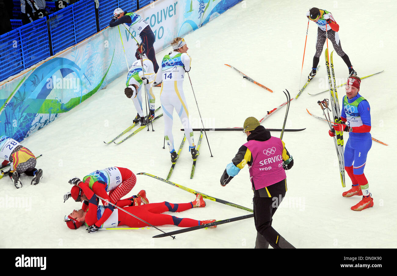 28 févr. 2010 - Whistler, Colombie-Britannique, Canada - Norvège PETTER NORTHUG l'collapeses avec la Norvège's ODD-BJOERN HJELMESET après Northug a remporté l'or contre la Suède DANIEL RICHARDSSON et la République Tchèque Lukas Bauer au cours de ski de fond hommes 50km départ groupé Classic aux Jeux Olympiques de Vancouver 2010, à Whistler, Colombie-Britannique, Canada le Vendredi, Février 28, 2010. (Crédit de droit Banque D'Images