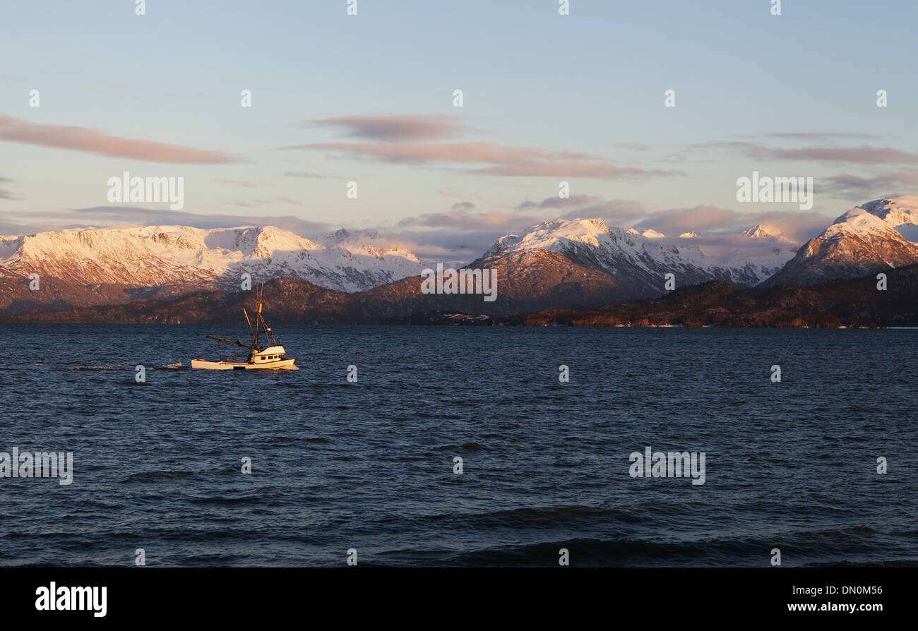 Petit chalutier de pêche commerciale vers la mer dans la lumière du soir à Homer en Alaska. Banque D'Images