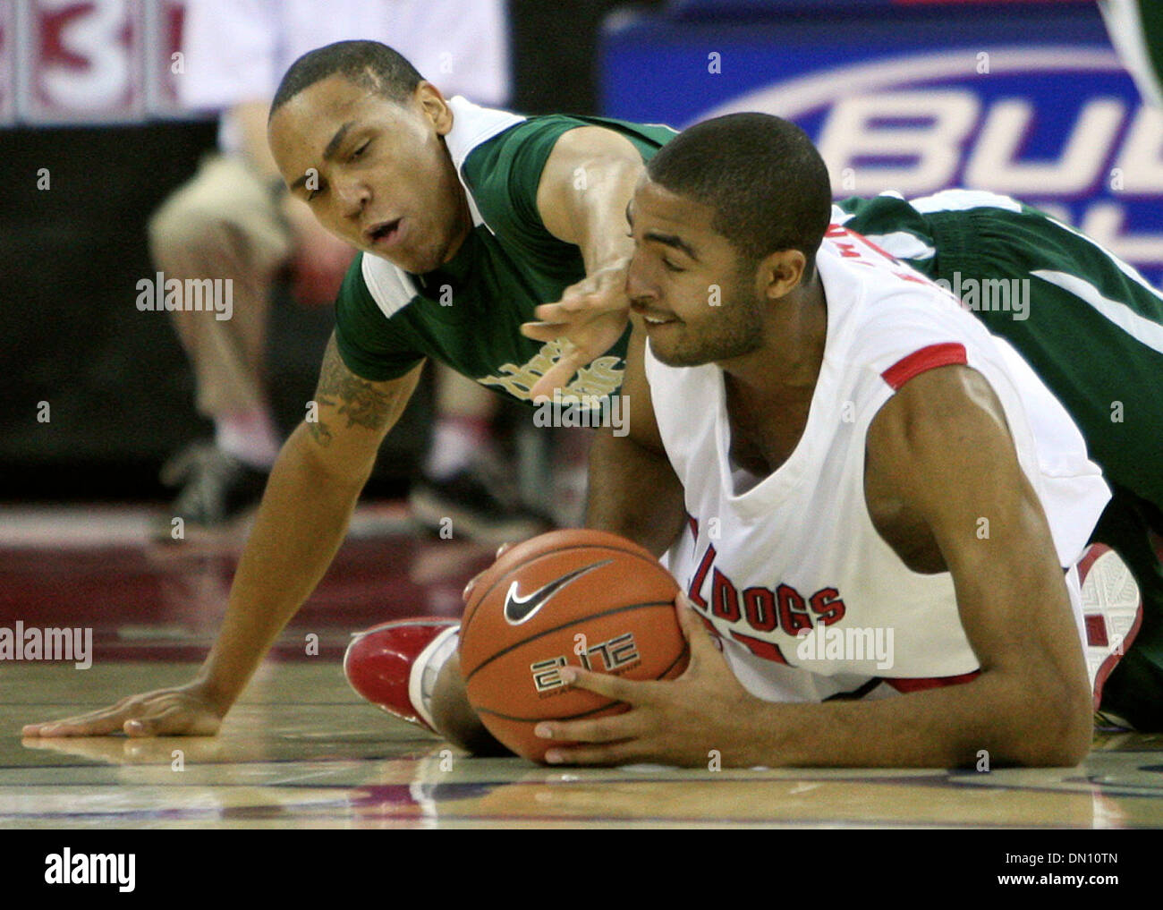 28 décembre 2009 - Fresno, Californie, USA - Fresno, CA 12/28/09 SPT DLW FSU CSU 5 - Fresno State's Jerry Brown, droite, et de la Colorado State's Arin Dunn rendez la parole pour une balle lâche pendant la deuxième moitié de leur jeu à la Save Mart Center le lundi 28 décembre 2009. - DARRELL WONG/LE FRESNO BEE (crédit Image : © Fresno Bee/ZUMApress.com) Banque D'Images