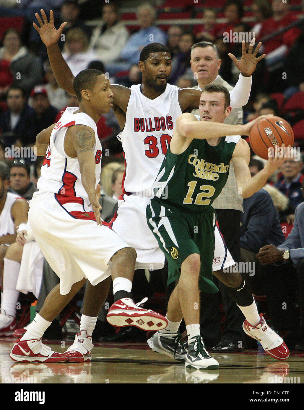 28 décembre 2009 - Fresno, Californie, USA - Fresno, CA 12/28/09 SPT DLW FSU CSU 2 - Fresno State's Brandon Sperling, gauche, et Sylvester Seay défend la Colorado State's Adam Nigon durant la première moitié de leur jeu à la Save Mart Center le lundi 28 décembre 2009. - DARRELL WONG/LE FRESNO BEE (crédit Image : © Fresno Bee/ZUMApress.com) Banque D'Images