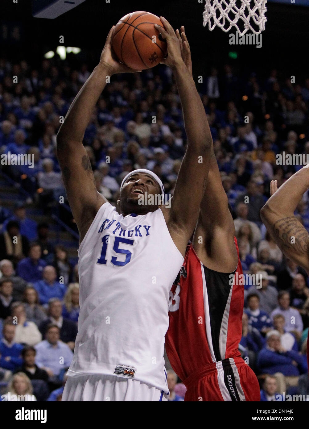 09 janvier 2010 - Lexington, Kentucky, USA - California's DeMarcus Cousins mis dans deux de ses 16 points dans le Kentucky a battu la Géorgie 76-68 le samedi 9 janvier 2010 à Lexington, KY. Photo par Mark Cornelison | Personnel. (Crédit Image : © Lexington Herald-Leader/ZUMApress.com) Banque D'Images