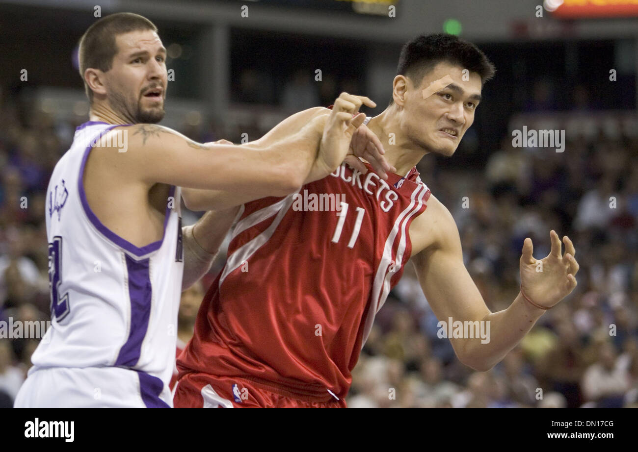 Dec 08, 2005 ; Los Angeles, CA, USA ; Sacramento Kings Brad Miller se bat pour la position avec les Houston Rockets Yao Ming au 1er semestre à Arco Arena à Sacramento en Californie le 8 décembre 2005. Crédit obligatoire : Photo par Paul Kitagaki Jr./Sacramento Bee /ZUMA Press. (©) Copyright 2005 par Sacramento Bee Banque D'Images