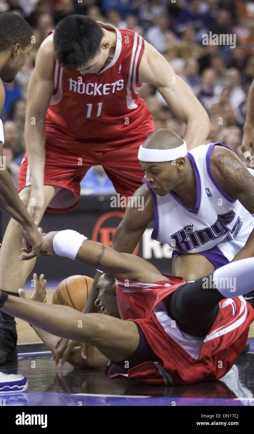 Dec 08, 2005 ; Los Angeles, CA, USA ; Sacramento Kings Bonzie Wells perd la balle à Houston Rockets Tracy McGrady vers la fin de la 4ème période que les rois perdre 106-95 à Arco Arena à Sacramento en Californie le 8 décembre 2005. Crédit obligatoire : Photo par Paul Kitagaki Jr./Sacramento Bee /ZUMA Press. (©) Copyright 2005 par Sacramento Bee Banque D'Images