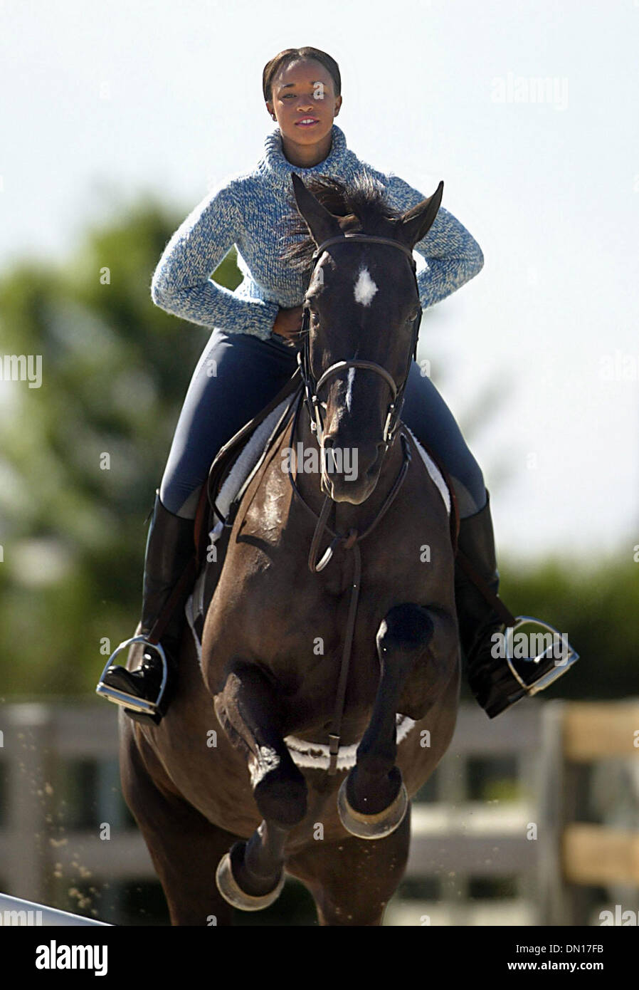 Dec 13, 2005 ; Wellington, FL, USA ; PAIGE Johnson va plus de sauter tout en roulant à sa grange Wellington. Les photos sont d'une mode qui va aller à l'intérieur de la vie équestre brillant publication. Crédit obligatoire : Photo par Damon Higgins/Palm Beach Post/ZUMA Press. (©) Copyright 2005 par Palm Beach Post Banque D'Images