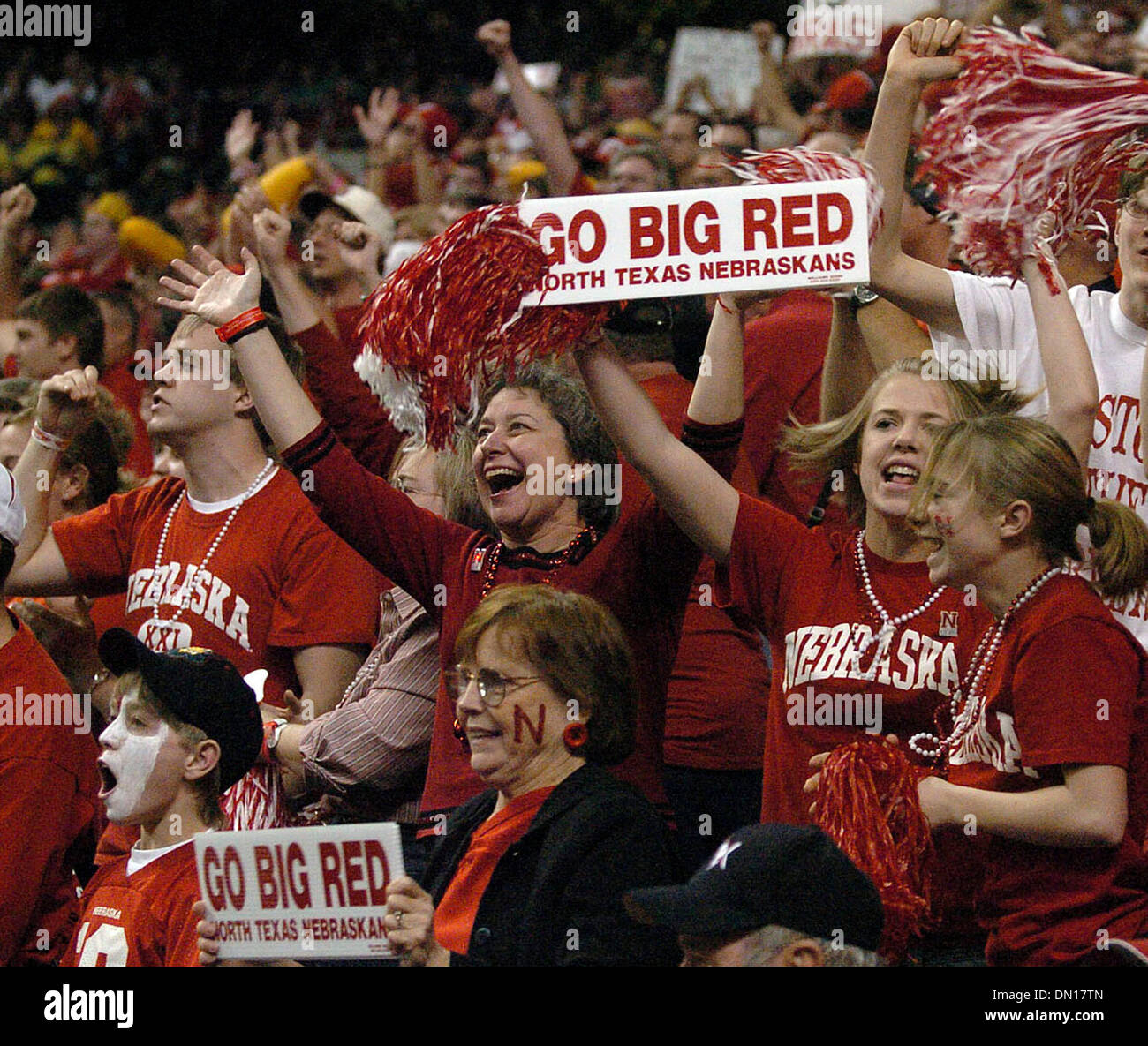 Dec 28, 2005 ; San Antonio, TX, USA ; NCAA Football : Nebraska célèbre sa victoire lors de la victoire sur les Cornhuskers du Nebraska Michigan Wolverines dans l'Alamo Bowl 2005 à l'Alamodome de San Antonio, Texas. Crédit obligatoire : Photo par T Reel/San Antonio Express-News/ZUMA Press. (©) Copyright 2005 par San Antonio Express-News Banque D'Images