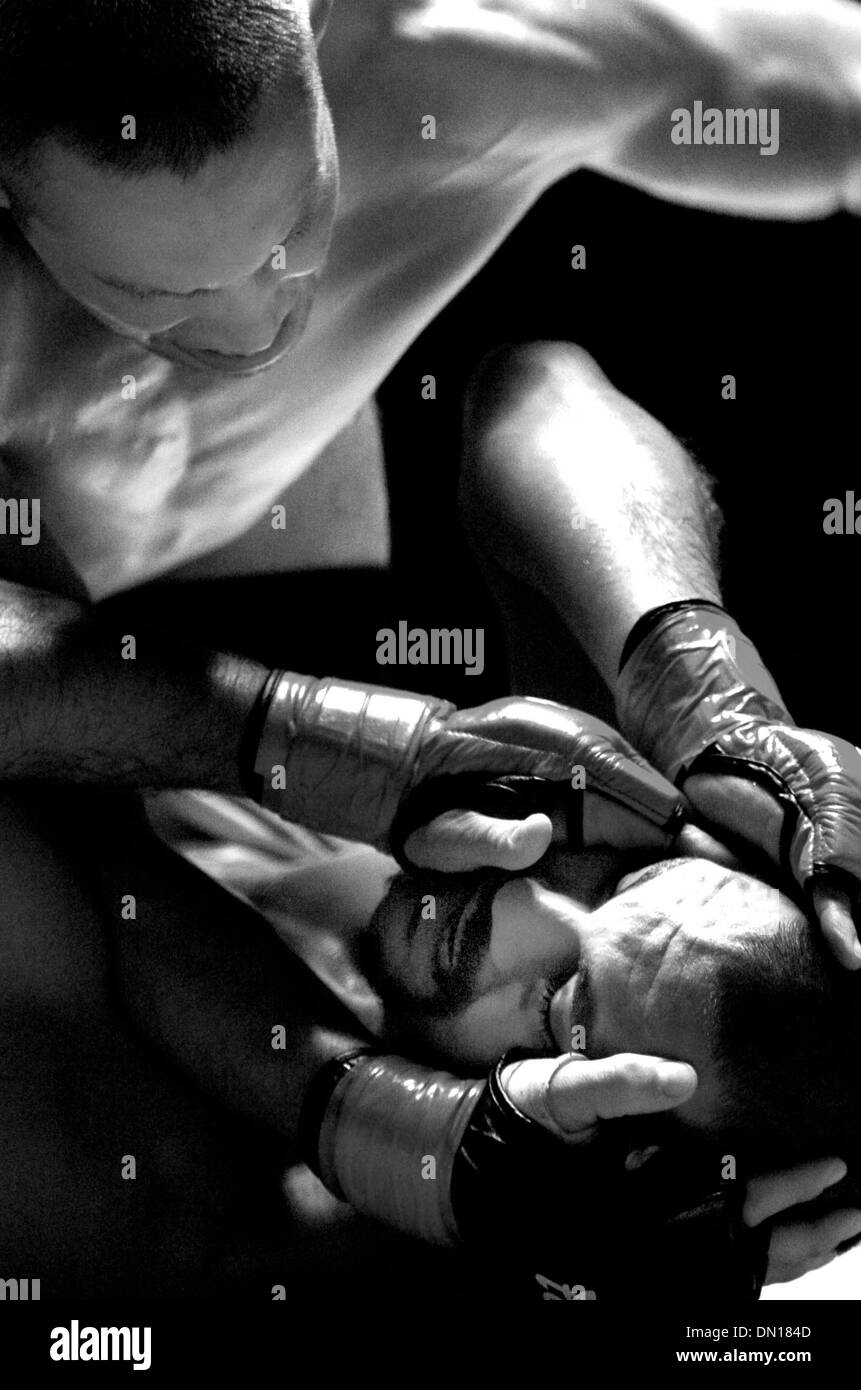 Sep 09, 2006 - San Francisco, Californie, USA - Arts martiaux mixtes fighters duel il dehors dans la cage à la malice à l'événement tenu au Palais au Cow Palace de San Francisco le 9 septembre 2006. (Crédit Image : © Goumenidis Konstandinos/ZUMA Press) Banque D'Images