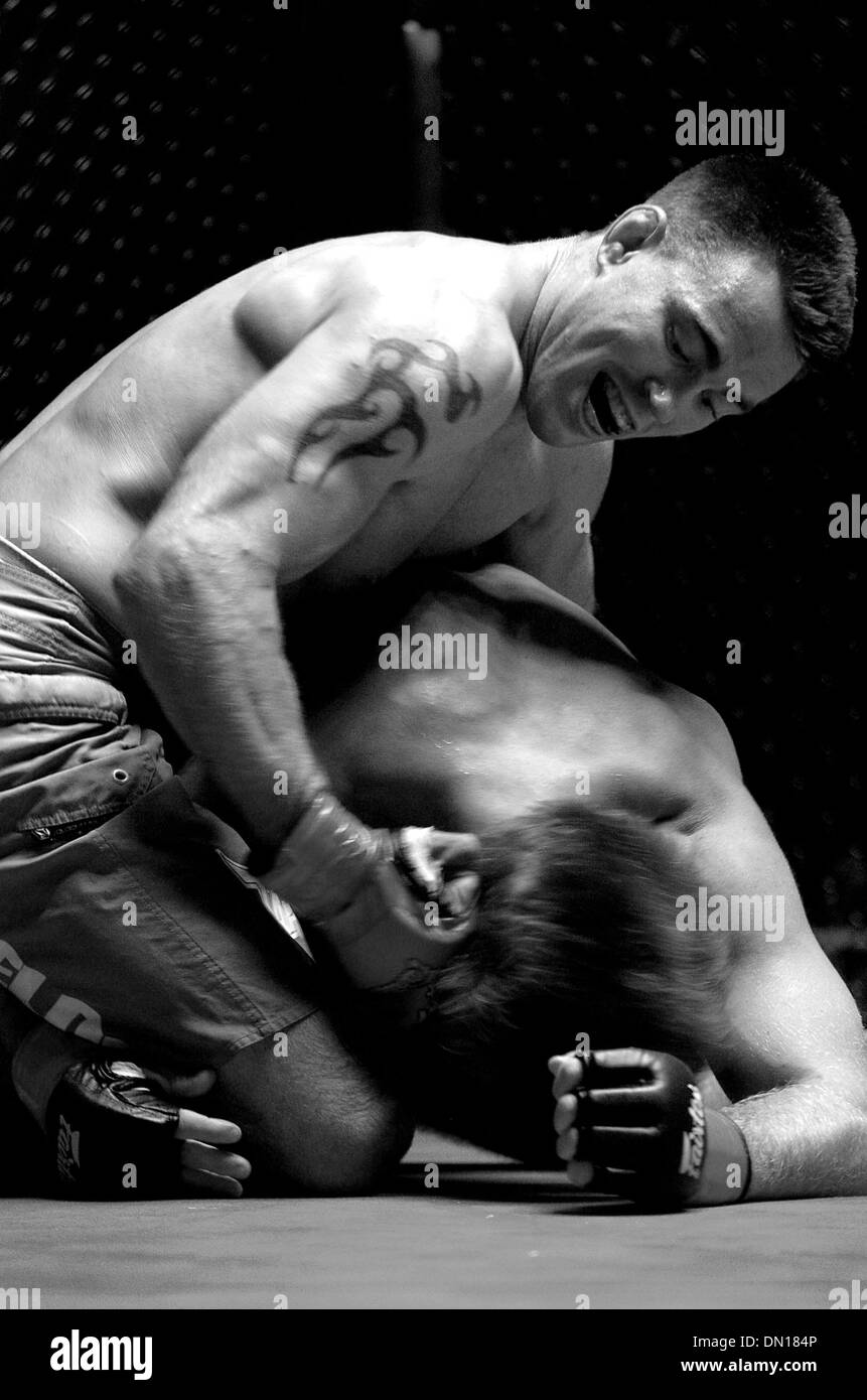 Sep 09, 2006 - San Francisco, Californie, USA - Arts martiaux mixtes fighters duel il dehors dans la cage à la malice à l'événement tenu au Palais au Cow Palace de San Francisco le 9 septembre 2006. (Crédit Image : © Goumenidis Konstandinos/ZUMA Press) Banque D'Images