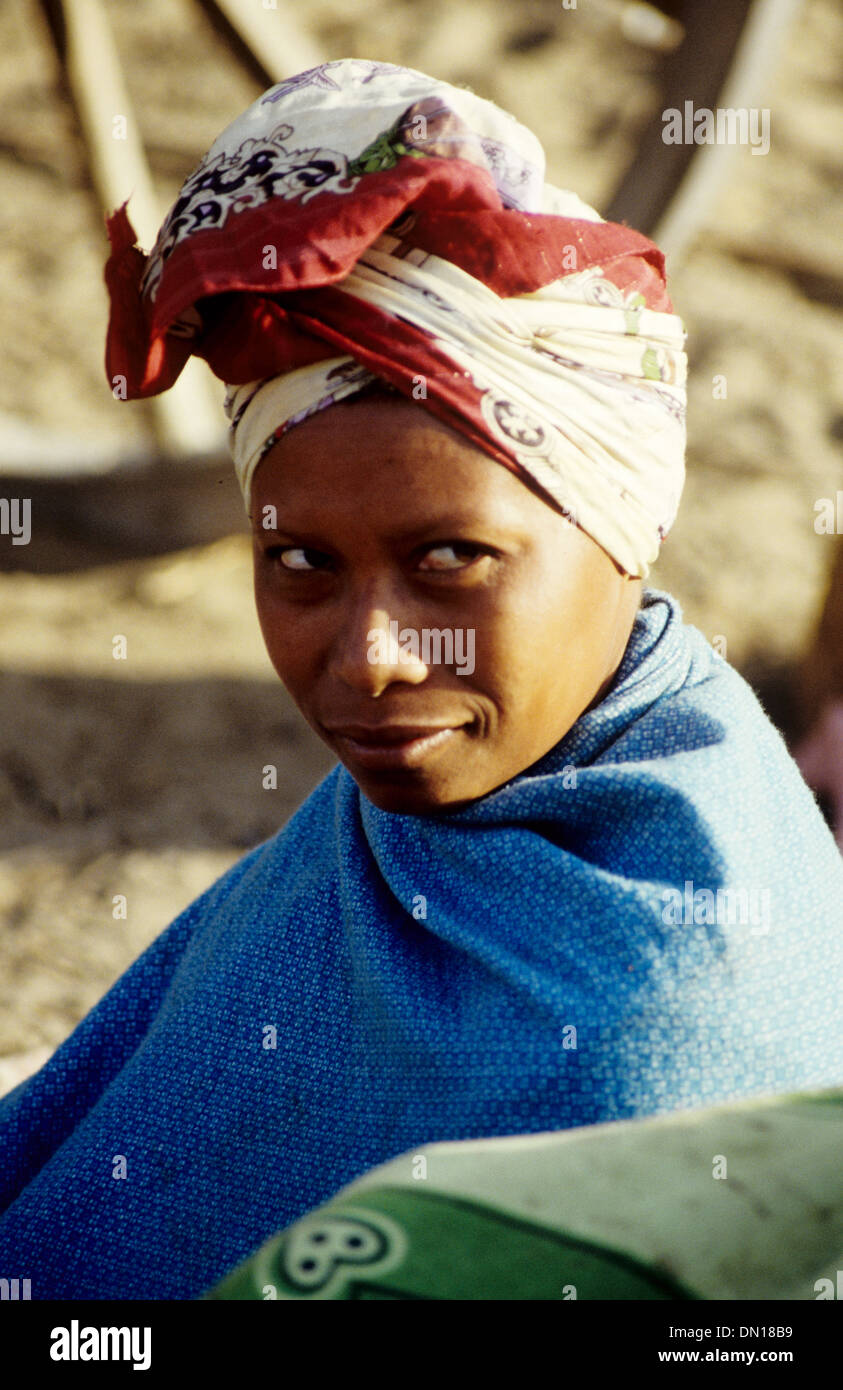 Portrait de femme de pêcheur Vezo et Lamba Foulard manteau à Ifaty près de Tuléar Toliara Madagascar ou Banque D'Images