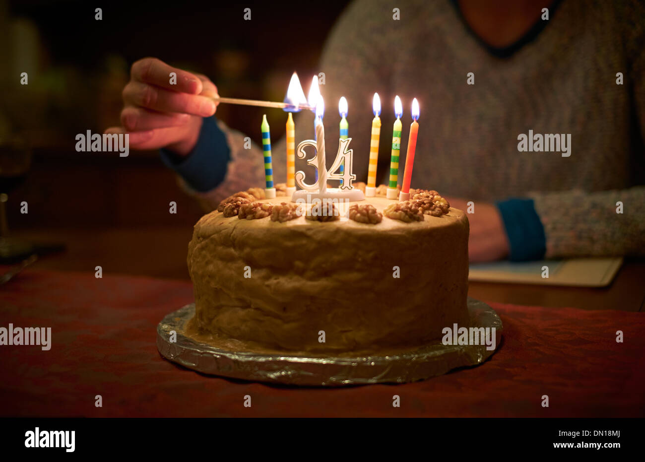 Bougies d'éclairage sur un 34e gâteau d'anniversaire, fête de la trentaine. Banque D'Images
