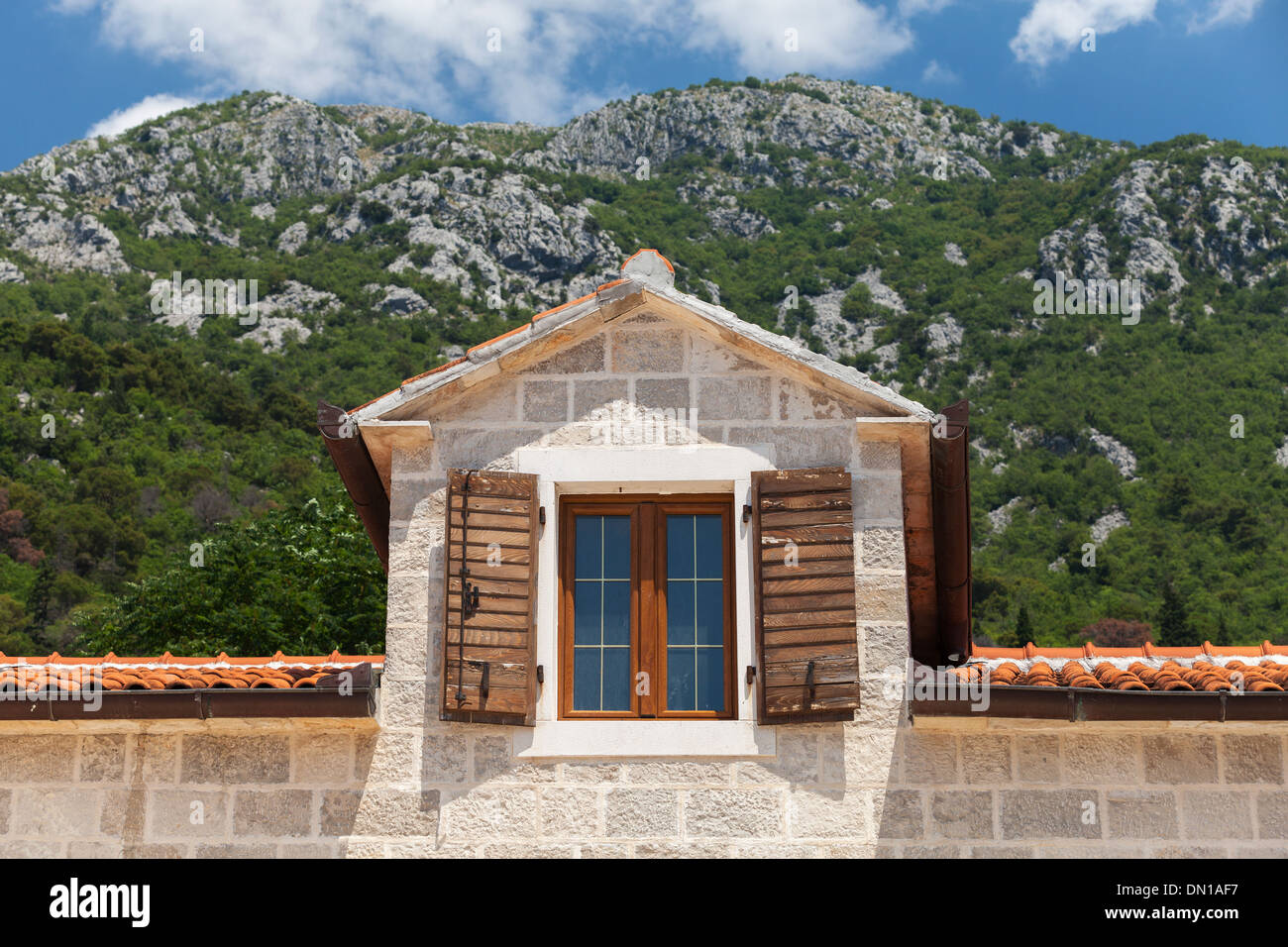 Vieille façade de maison avec des fragments de lucarne. Perast, Monténégro Banque D'Images