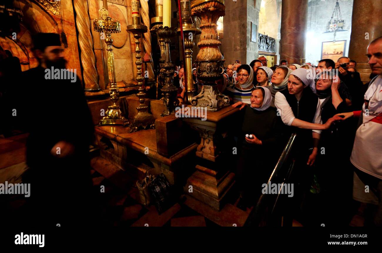 (131218) -- JÉRUSALEM, 18 décembre 2013 (Xinhua) -- les gens se rassemblent dans une église de la vieille ville de Jérusalem le 17 novembre 2013. Jérusalem, l'une des plus anciennes villes du monde, est saint pour les trois grandes religions abrahamiques - le judaïsme, le christianisme et l'Islam. Israéliens et Palestiniens tous deux Jérusalem pour capitale, qu'Israël maintient ses principales institutions gouvernementales ici. La vieille ville de Jérusalem a été traditionnellement divisée en quatre trimestres, à savoir l'Arménie, chrétienne, juive et musulmane. Il est devenu un site du patrimoine mondial en 1981, et figure sur la Liste du patrimoine mondial en Da Banque D'Images