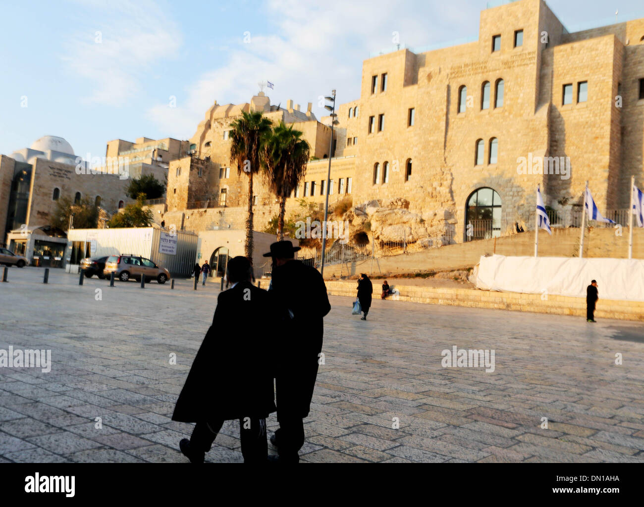 (131218) -- JÉRUSALEM, 18 décembre 2013 (Xinhua) -- les gens à pied dans la vieille ville de Jérusalem le 17 novembre 2013. Jérusalem, l'une des plus anciennes villes du monde, est saint pour les trois grandes religions abrahamiques - le judaïsme, le christianisme et l'Islam. Israéliens et Palestiniens tous deux Jérusalem pour capitale, qu'Israël maintient ses principales institutions gouvernementales ici. La vieille ville de Jérusalem a été traditionnellement divisée en quatre trimestres, à savoir l'Arménie, chrétienne, juive et musulmane. Il est devenu un site du patrimoine mondial en 1981, et est sur la Liste du patrimoine mondial en péril. (Xinhua/ Banque D'Images