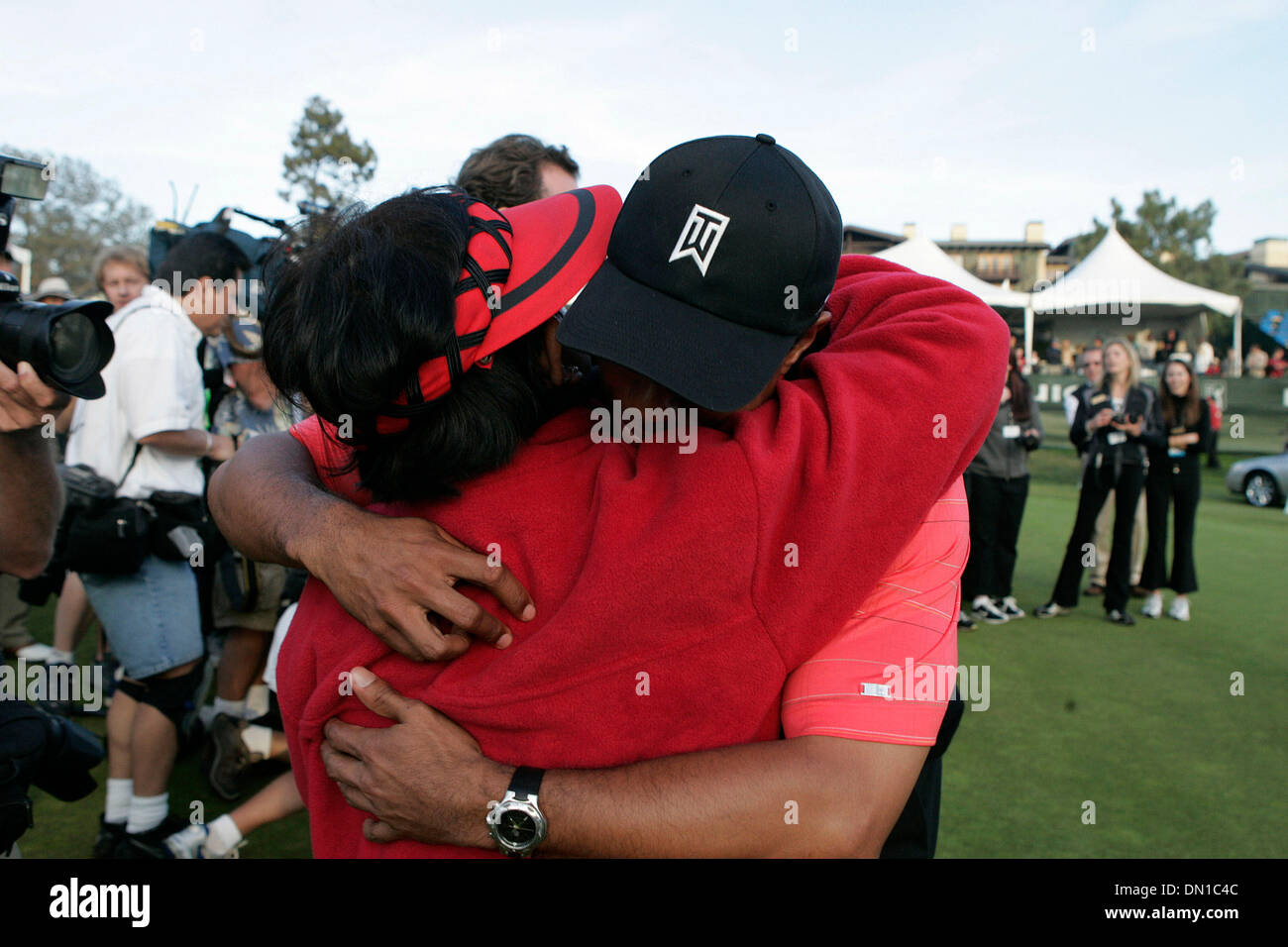 Jan 29, 2006 ; La Jolla, CA, USA ; GOLF : tiger woods hugs KULTIDA de sa mère après avoir remporté le Buick Invitational 2006. Crédit obligatoire : Photo par Sean M Haffey/San Diego Union Européenne T/ZUMA Press. (©) Copyright 2006 par San Diego Union Européenne T Banque D'Images