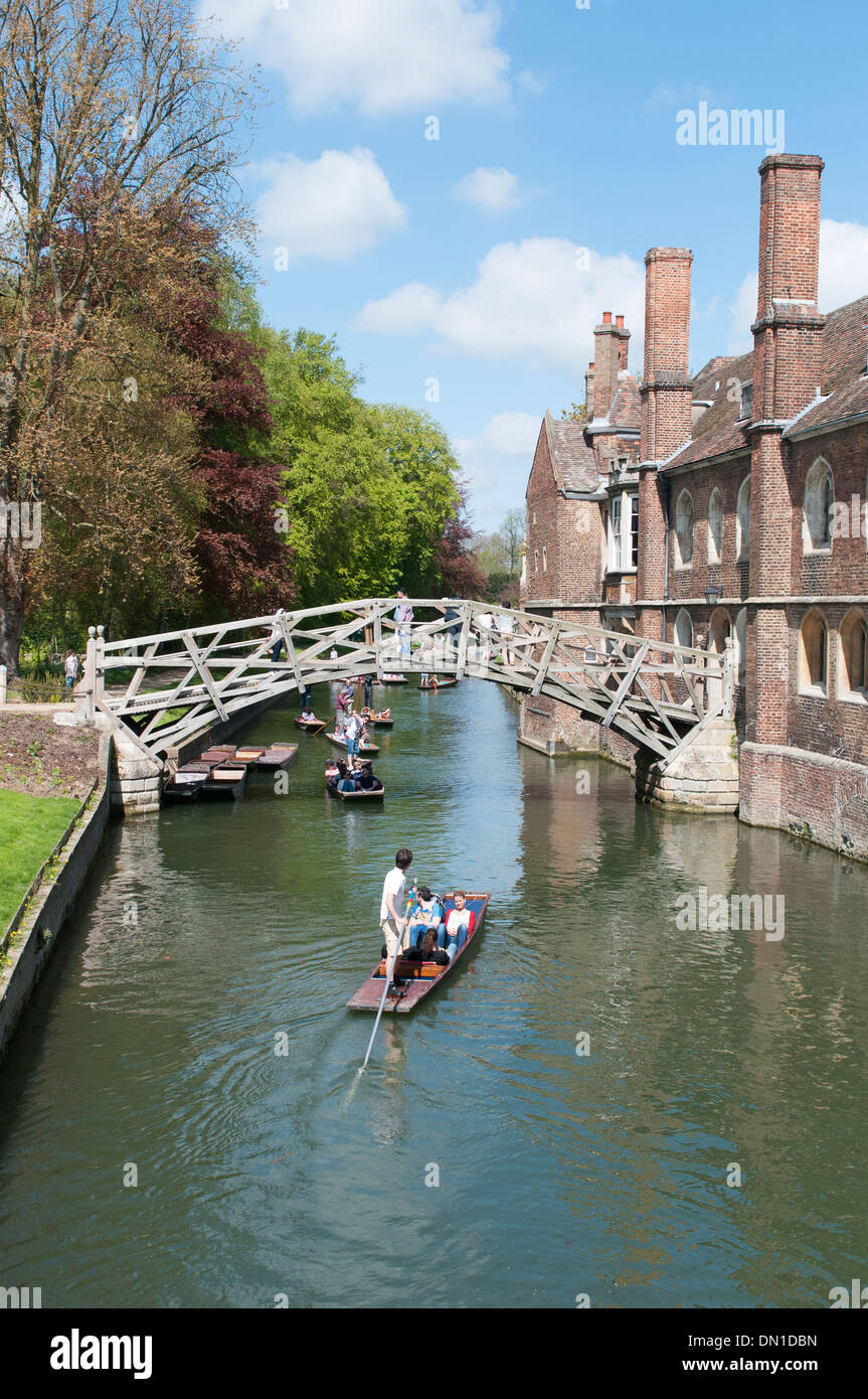 Barques sous le pont mathématique, construit en 1749 par James Essex qui enjambe la rivière Cam à Cambridge, England, UK Banque D'Images