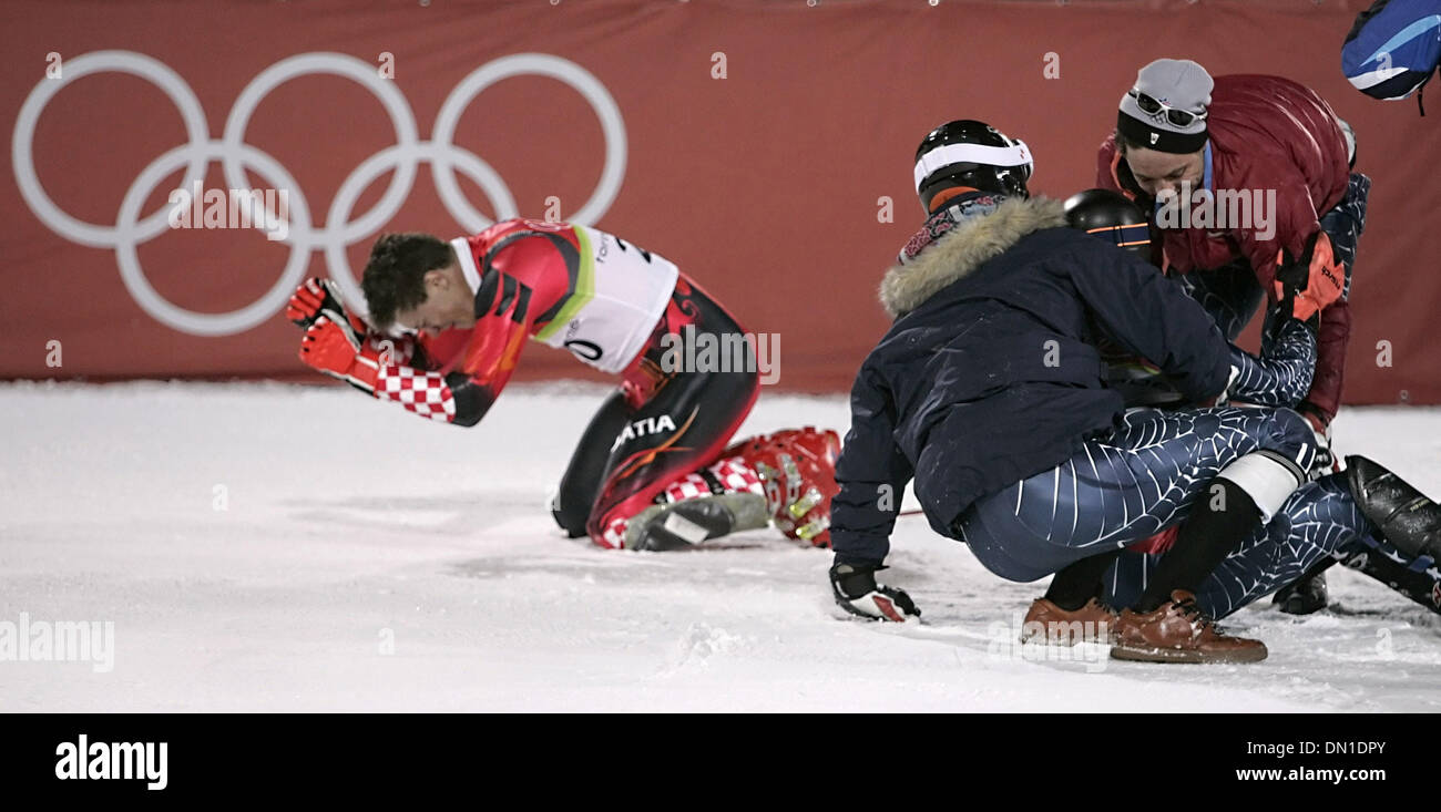 Feb 14, 2006 ; Turin, Piémont, Italie, Torino 2006 JEUX OLYMPIQUES D'HIVER : américain Ted Ligety est aidé jusqu'Mardi 14 février 2006 par ses coéquipiers après qu'il a remporté la médaille d'or de la descente masculine associée au cours du XX Jeux Olympiques d'hiver à Turin, Italie alors que le médaillé d'argent de la Croatie Ivica Kostelic tombe à genoux dans l'arrière-plan. Crédit obligatoire : Photo de William Luther/San Antoni Banque D'Images