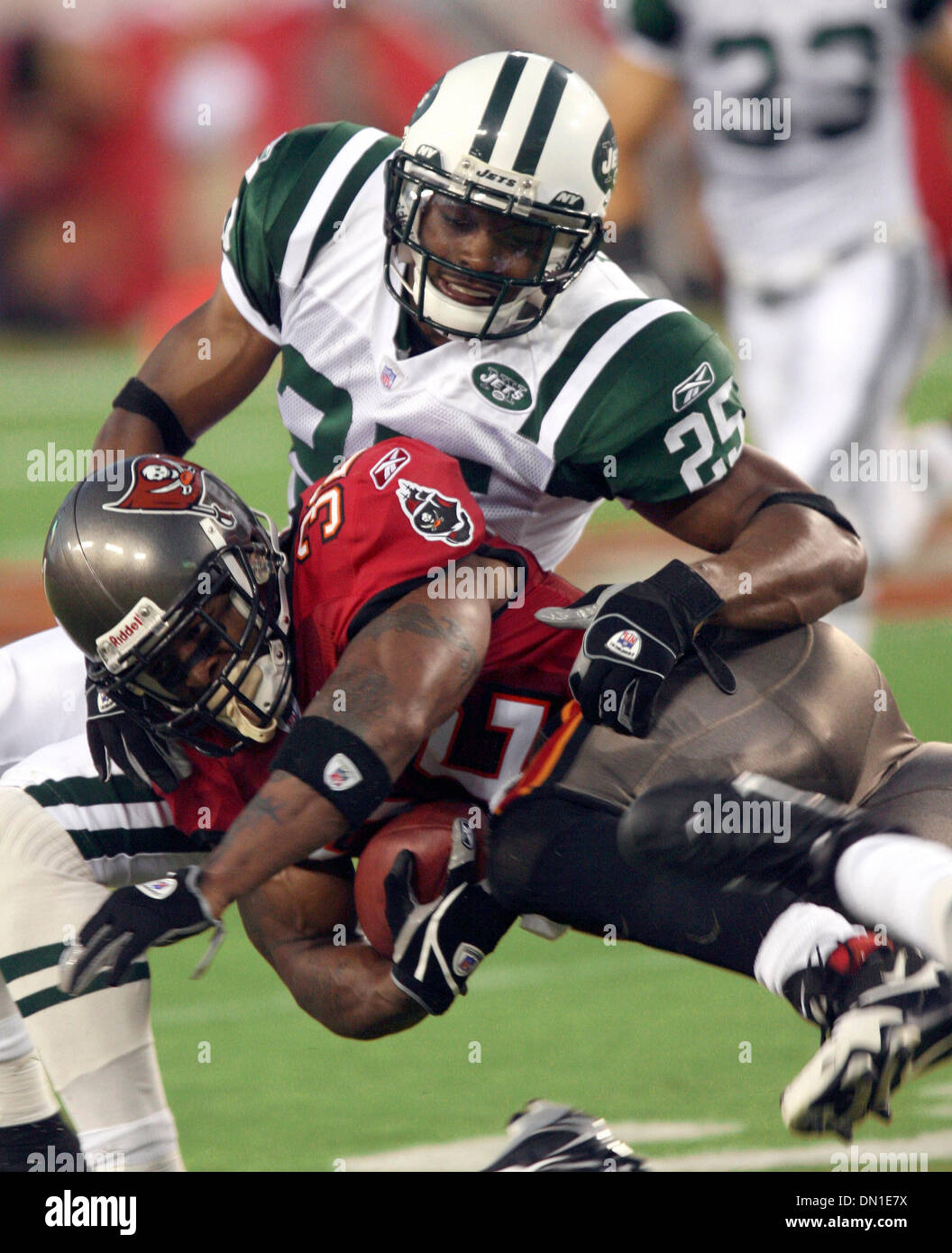 8/11/06 Légende Tampa, Floride Photo 1 par Bill serne) Buccaneer Tampa Bay vs New York Jets preseason game chez Raymond James Stadium le vendredi (8/11/06). Tous les ID apparaissent à partir du programme officiel.***Photo 1. Premier trimestre. Michael Pittman (32) jusqu'au milieu de l'absence de gain. Le défenseur est Kerry Rhodes (Image Crédit : © St. Petersburg Times/ZUMA Press) Banque D'Images